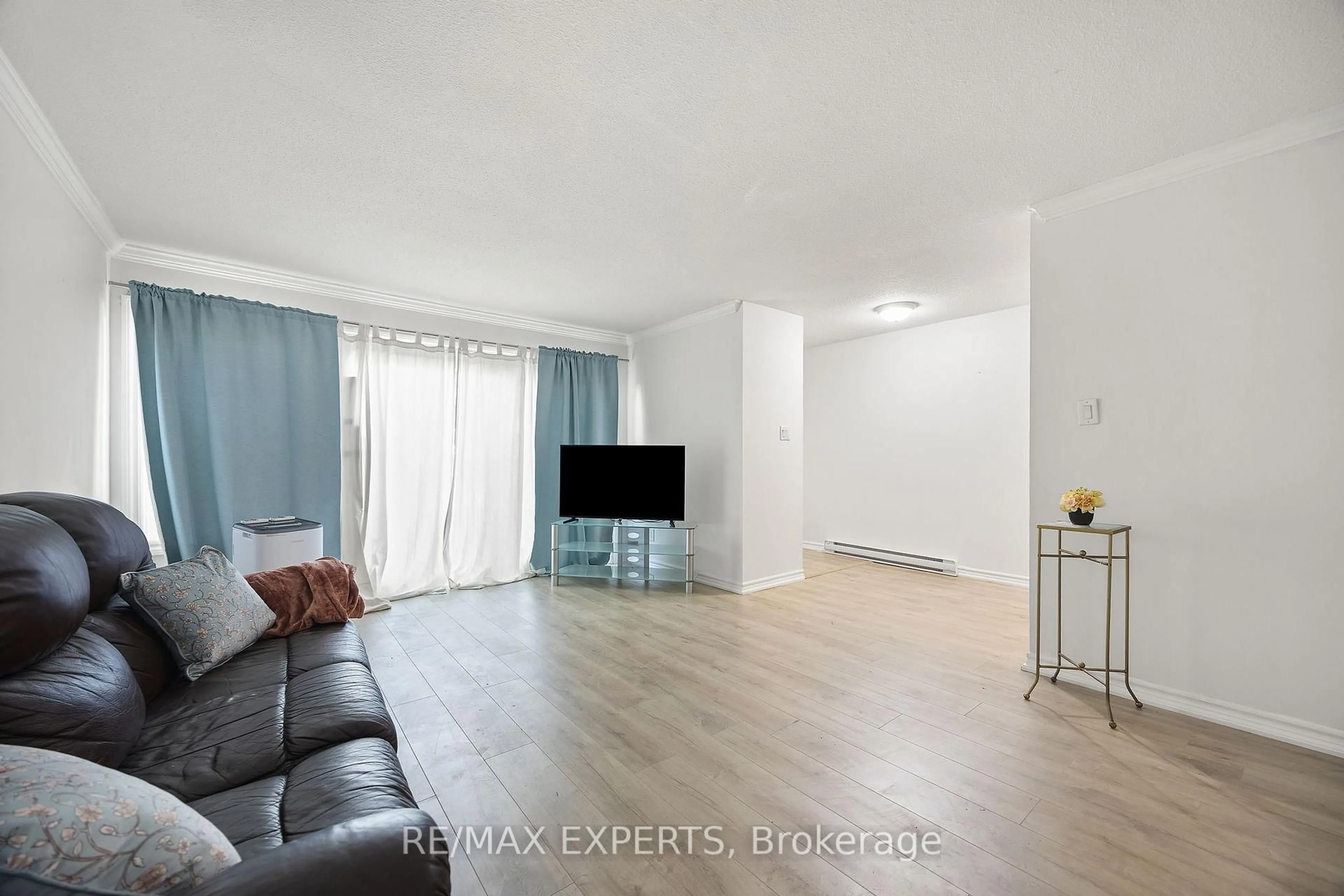 Living room with furniture, wood/laminate floor for 242 Milestone Cres, Aurora Ontario L4G 3M2