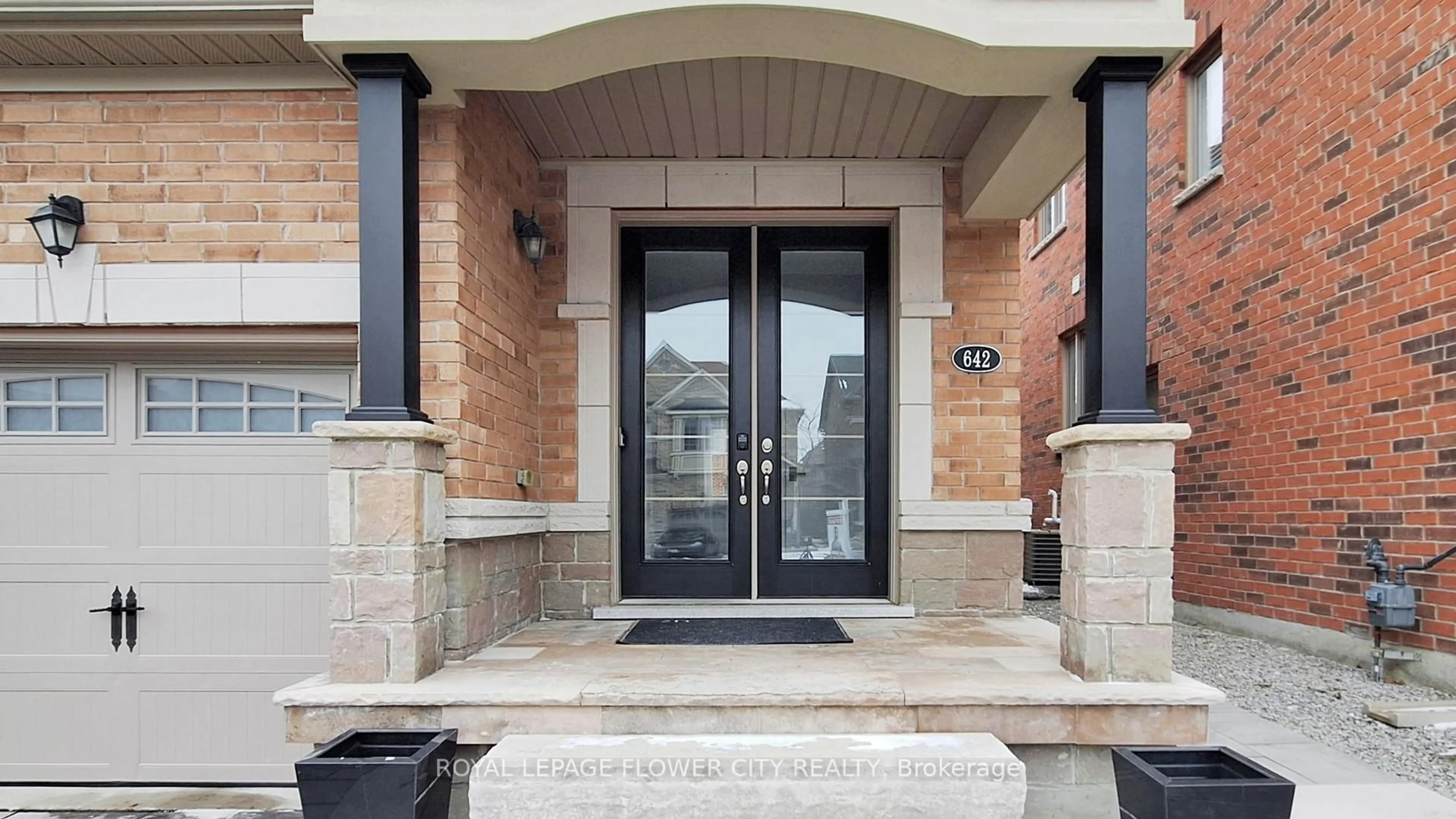 Indoor entryway for 642 Sweetwater Cres, Newmarket Ontario L3X 0H5