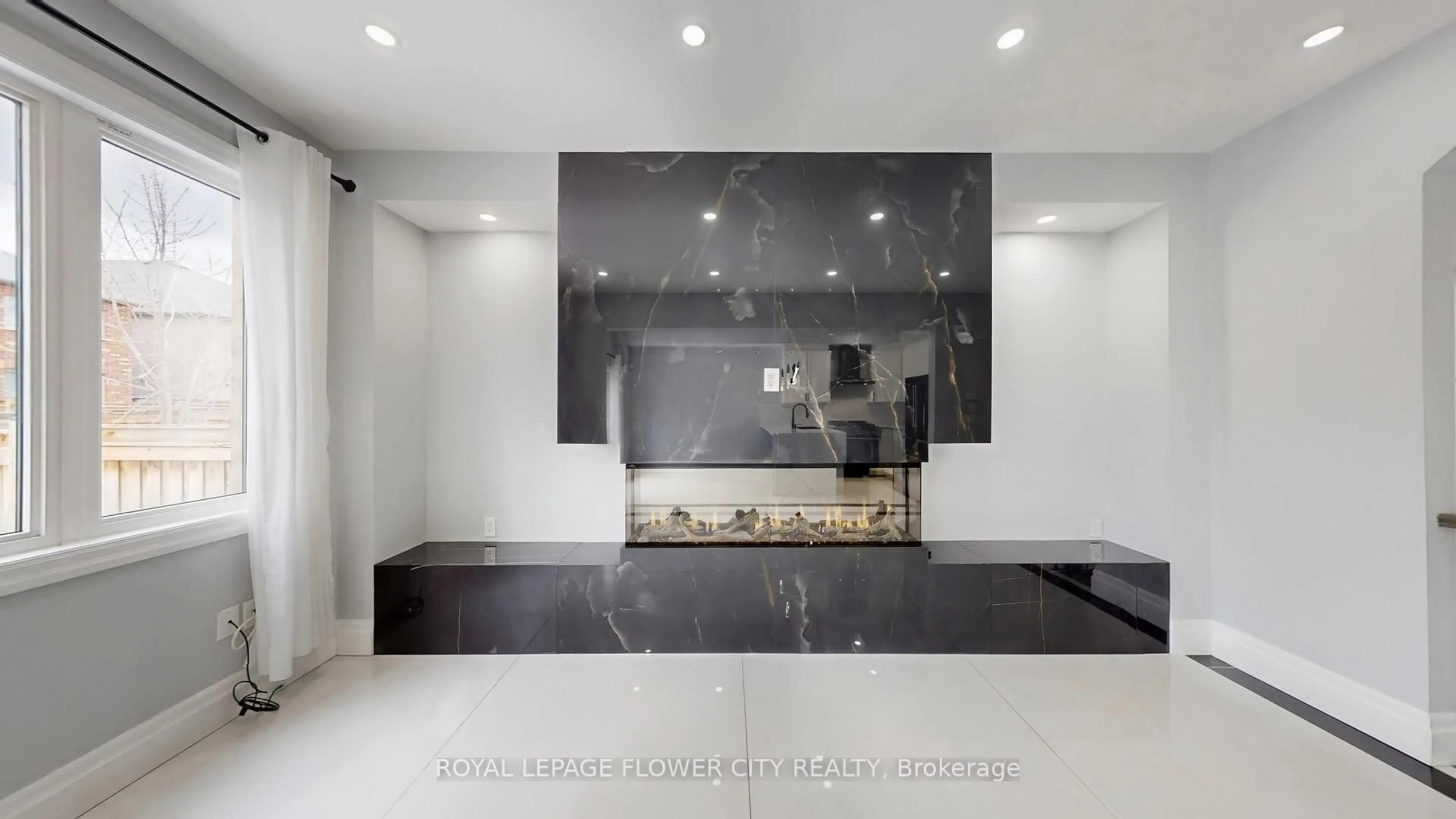 Lobby for 642 Sweetwater Cres, Newmarket Ontario L3X 0H5