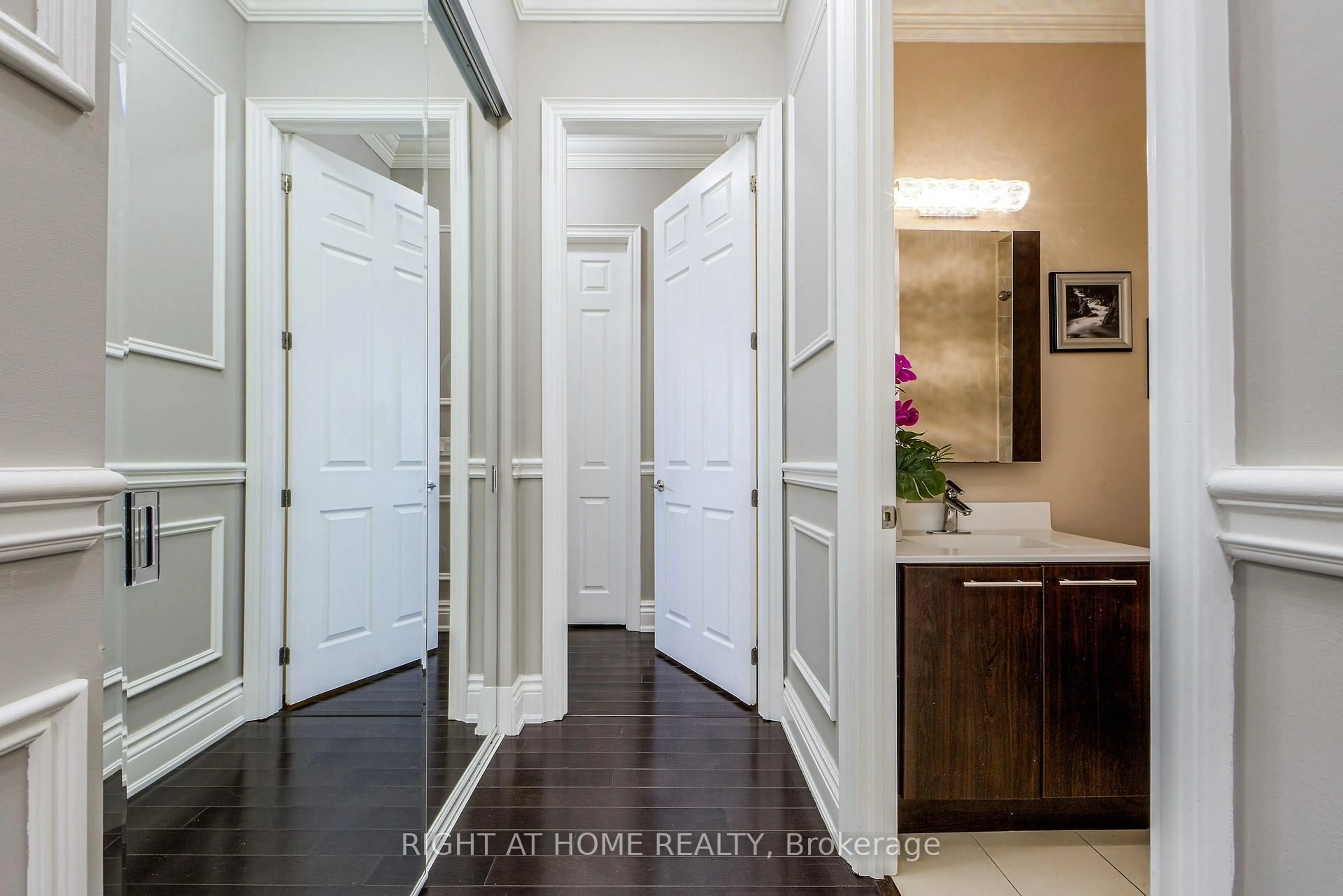 Indoor entryway for 37 Galleria Pkwy #UPH2, Markham Ontario L3T 0A5