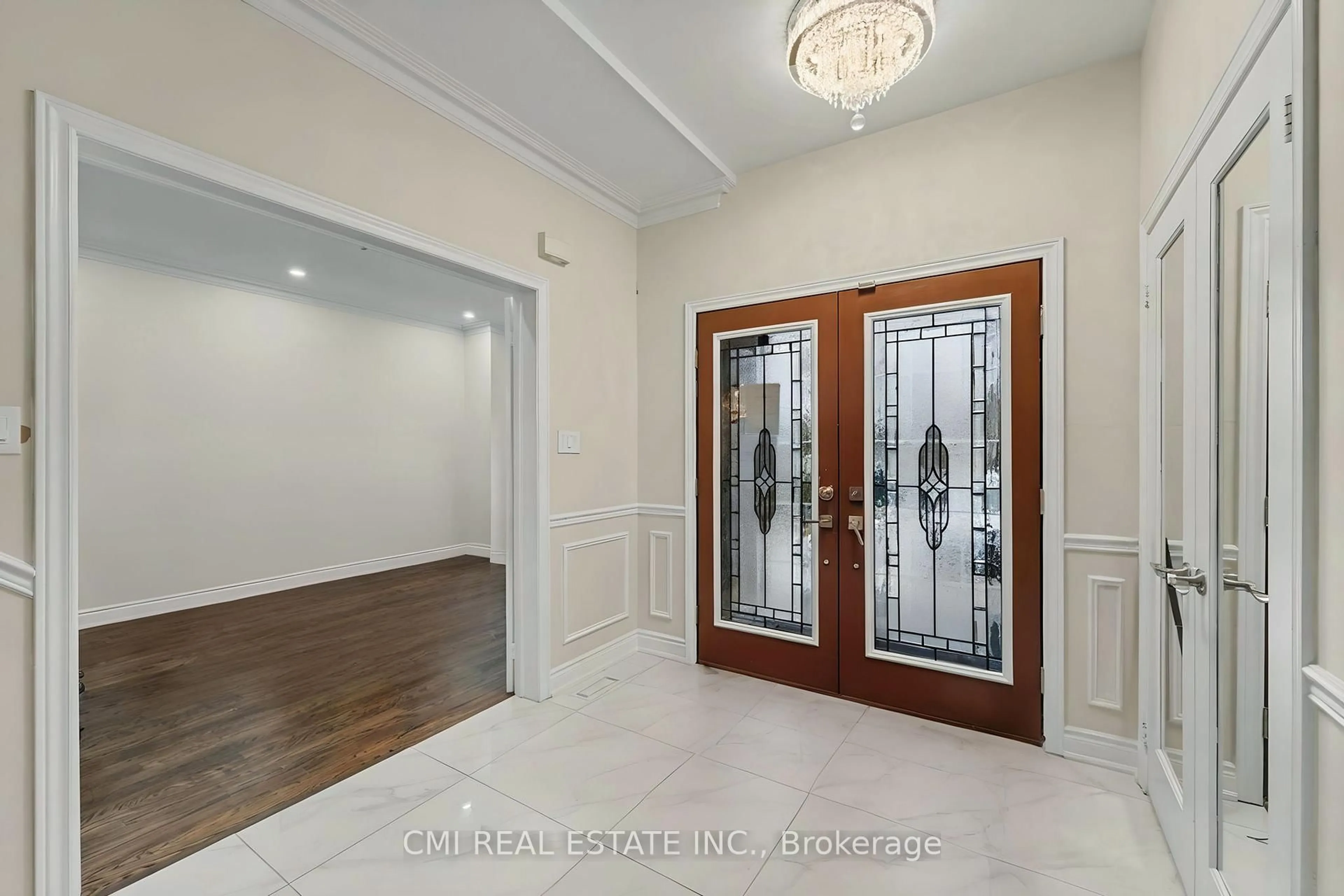 Indoor entryway for 717 Vaughan Mills Rd, Vaughan Ontario L4H 1H6