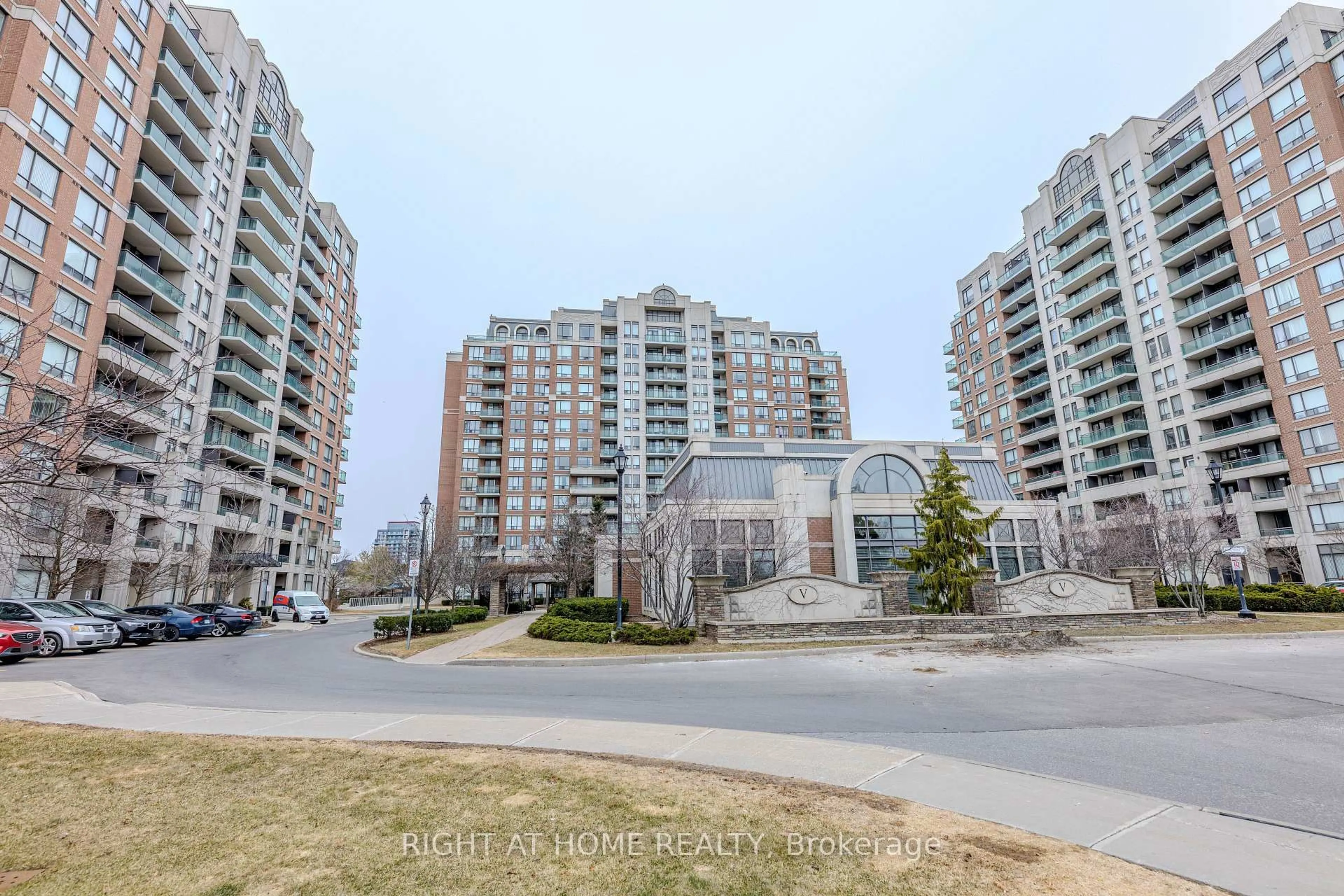 A pic from outside/outdoor area/front of a property/back of a property/a pic from drone, unknown for 330 Red Maple Rd #801, Richmond Hill Ontario L4C 0T6