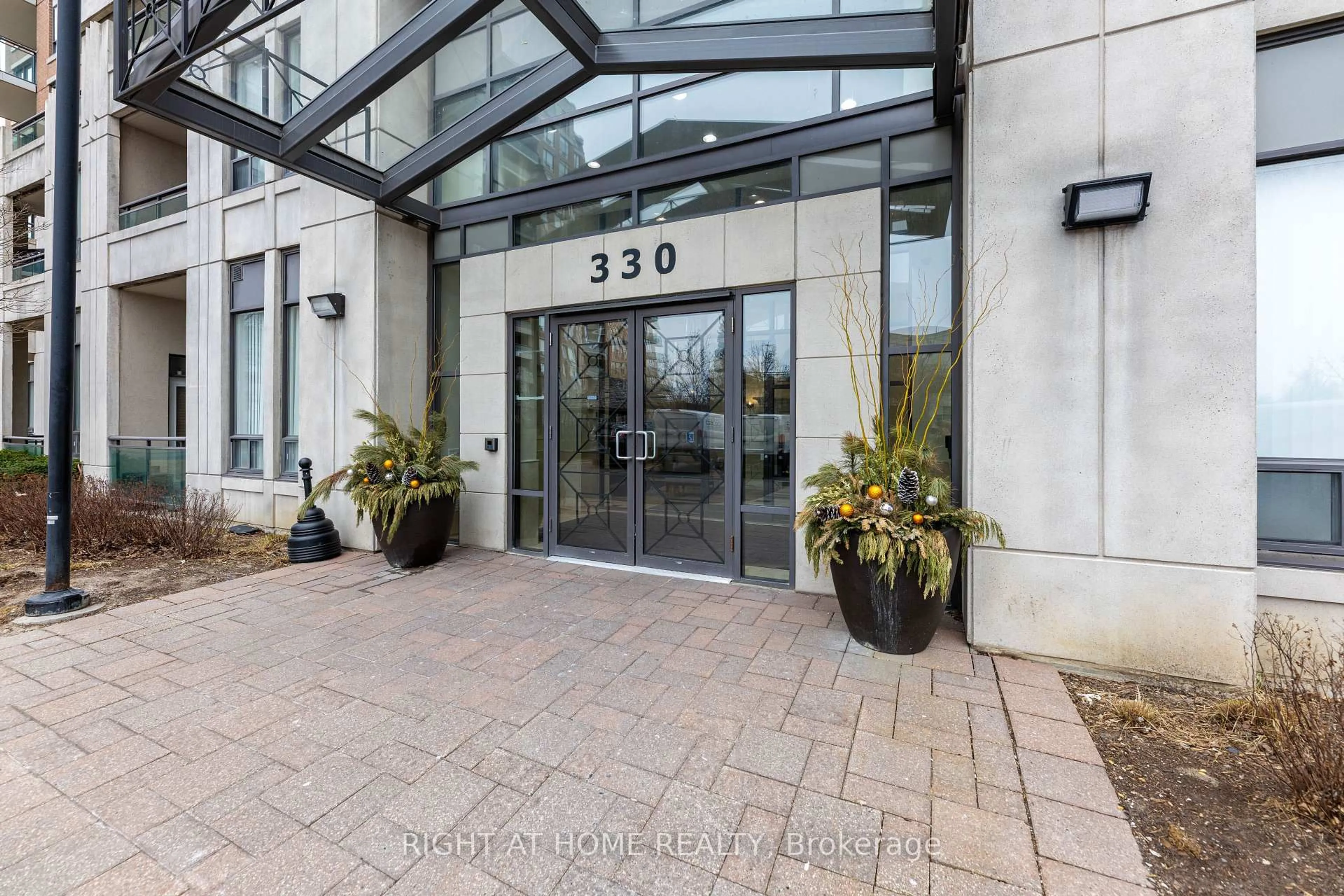 Indoor foyer for 330 Red Maple Rd #801, Richmond Hill Ontario L4C 0T6