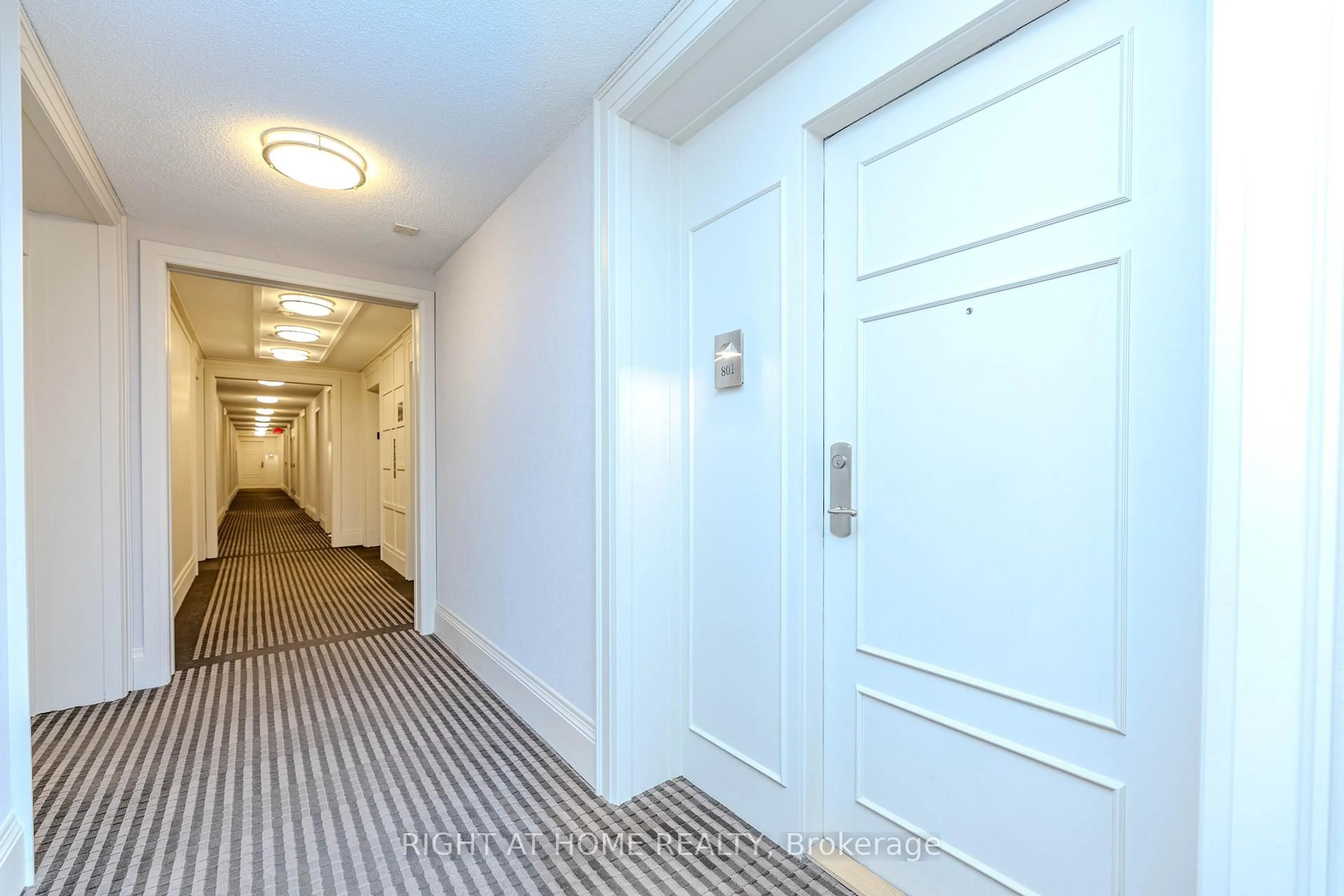 Indoor foyer for 330 Red Maple Rd #801, Richmond Hill Ontario L4C 0T6