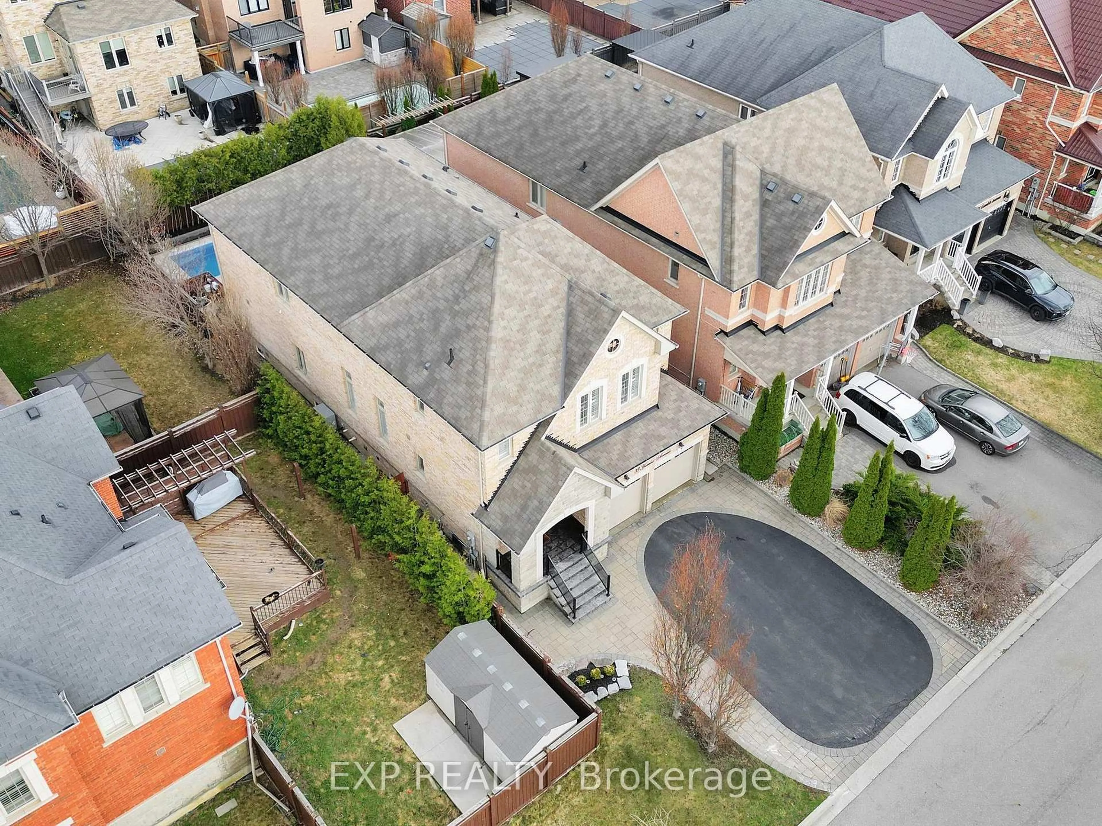 A pic from outside/outdoor area/front of a property/back of a property/a pic from drone, street for 33 Gambit Ave, Vaughan Ontario L4H 0Y7