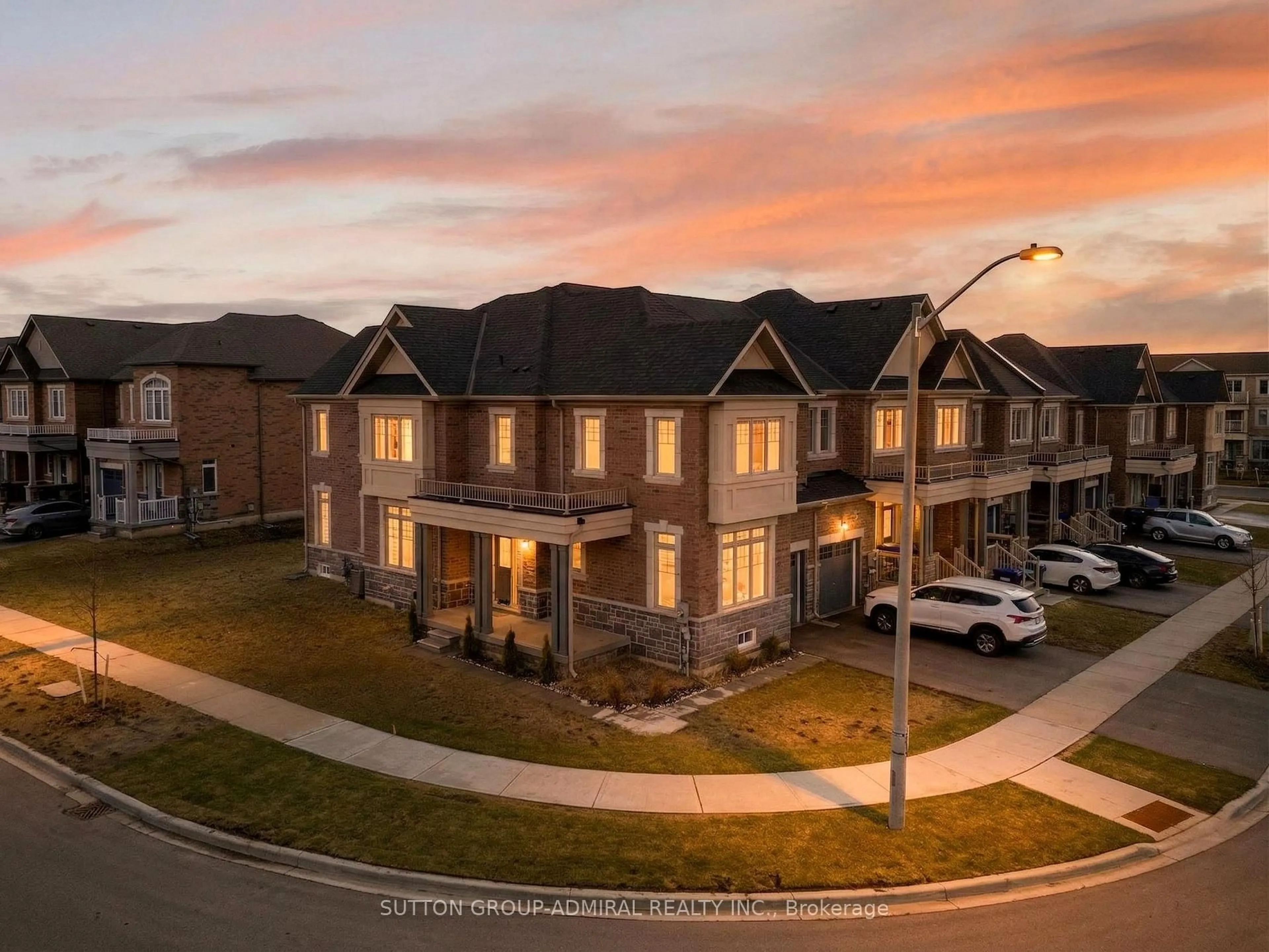 A pic from outside/outdoor area/front of a property/back of a property/a pic from drone, street for 2237 Grainger Loop, Innisfil Ontario L9S 0N1