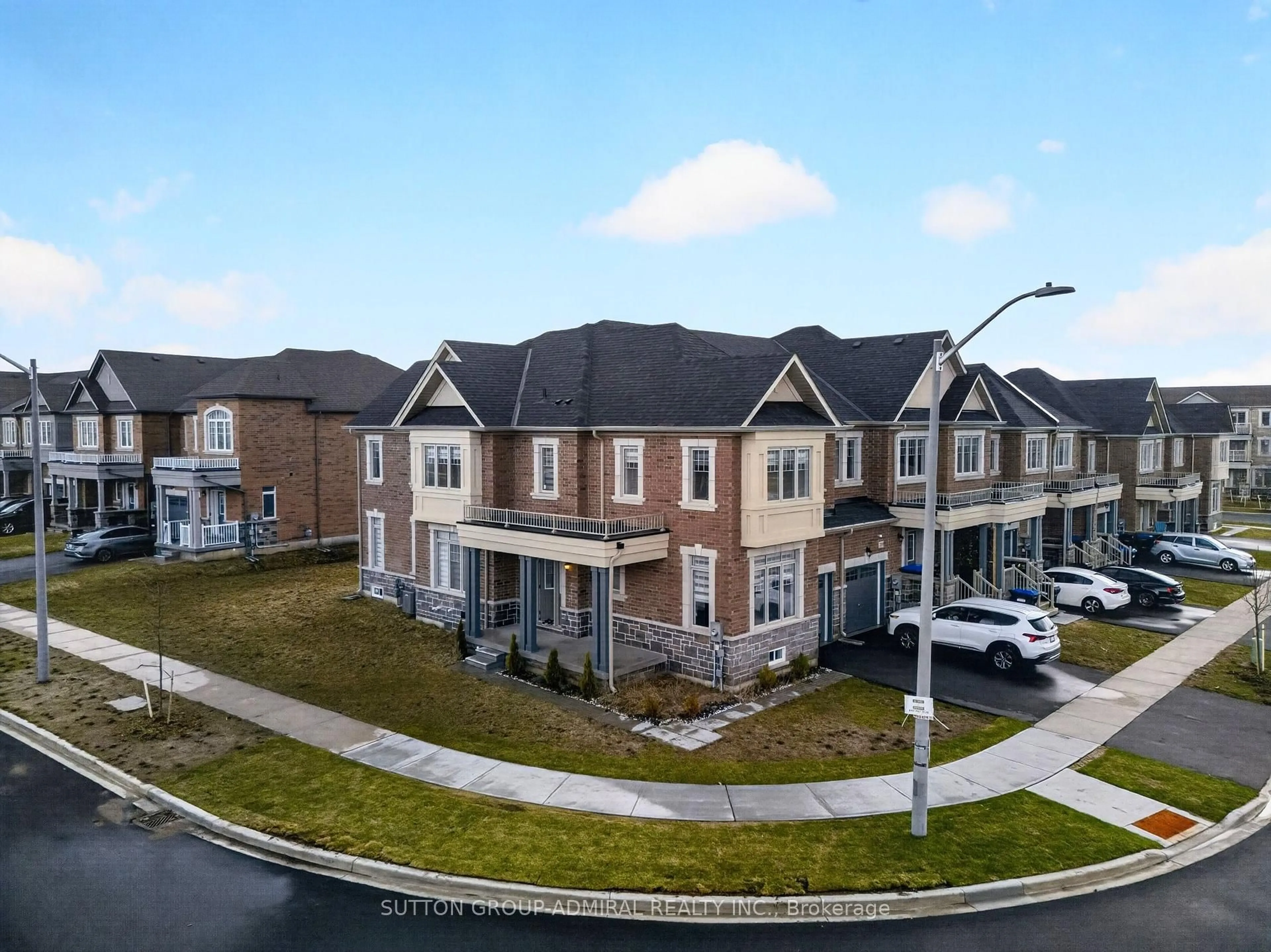 A pic from outside/outdoor area/front of a property/back of a property/a pic from drone, street for 2237 Grainger Loop, Innisfil Ontario L9S 0N1