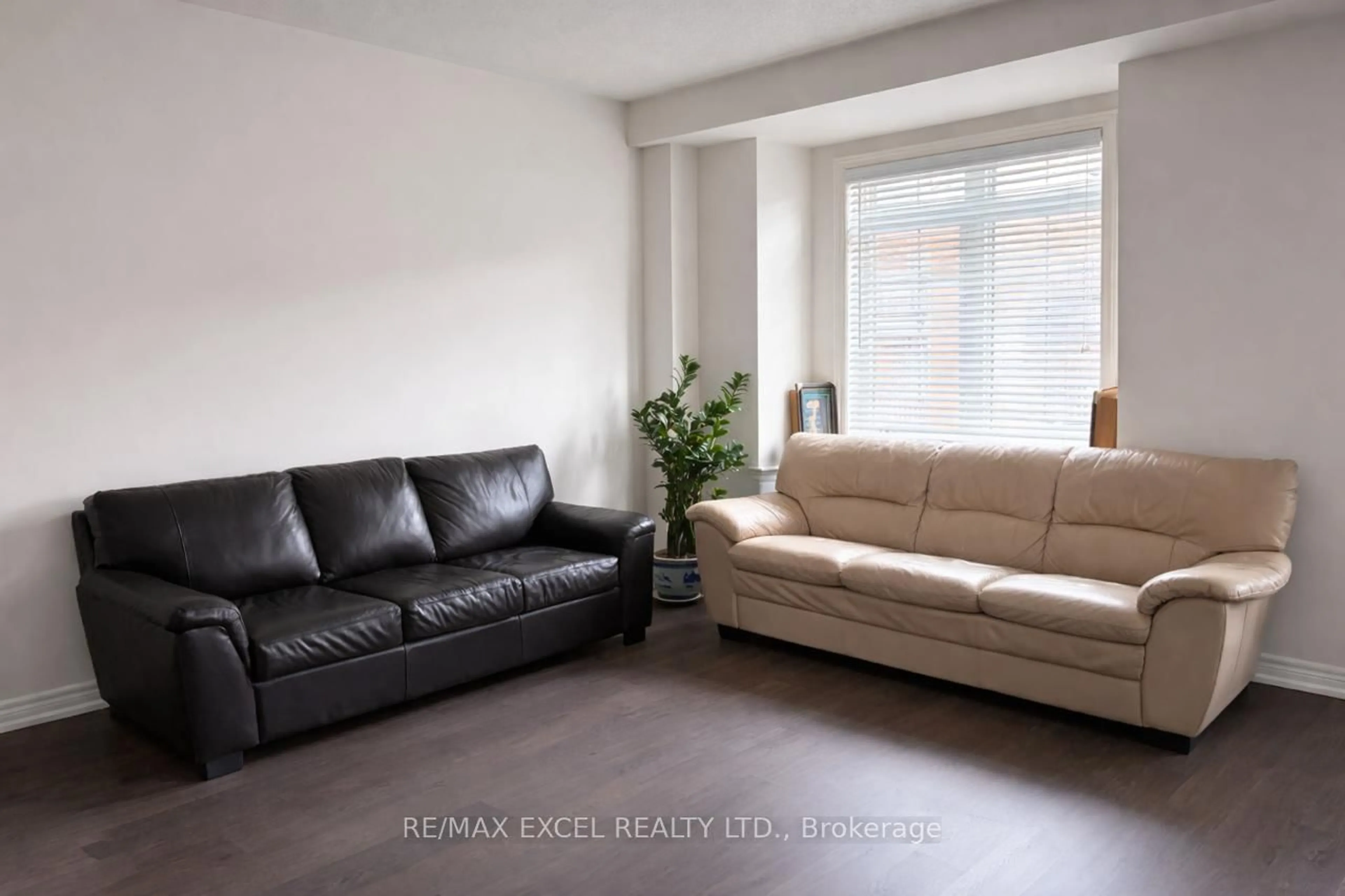 Living room with furniture, unknown for 27 Spiv Grove Way, Markham Ontario L6E 0T6