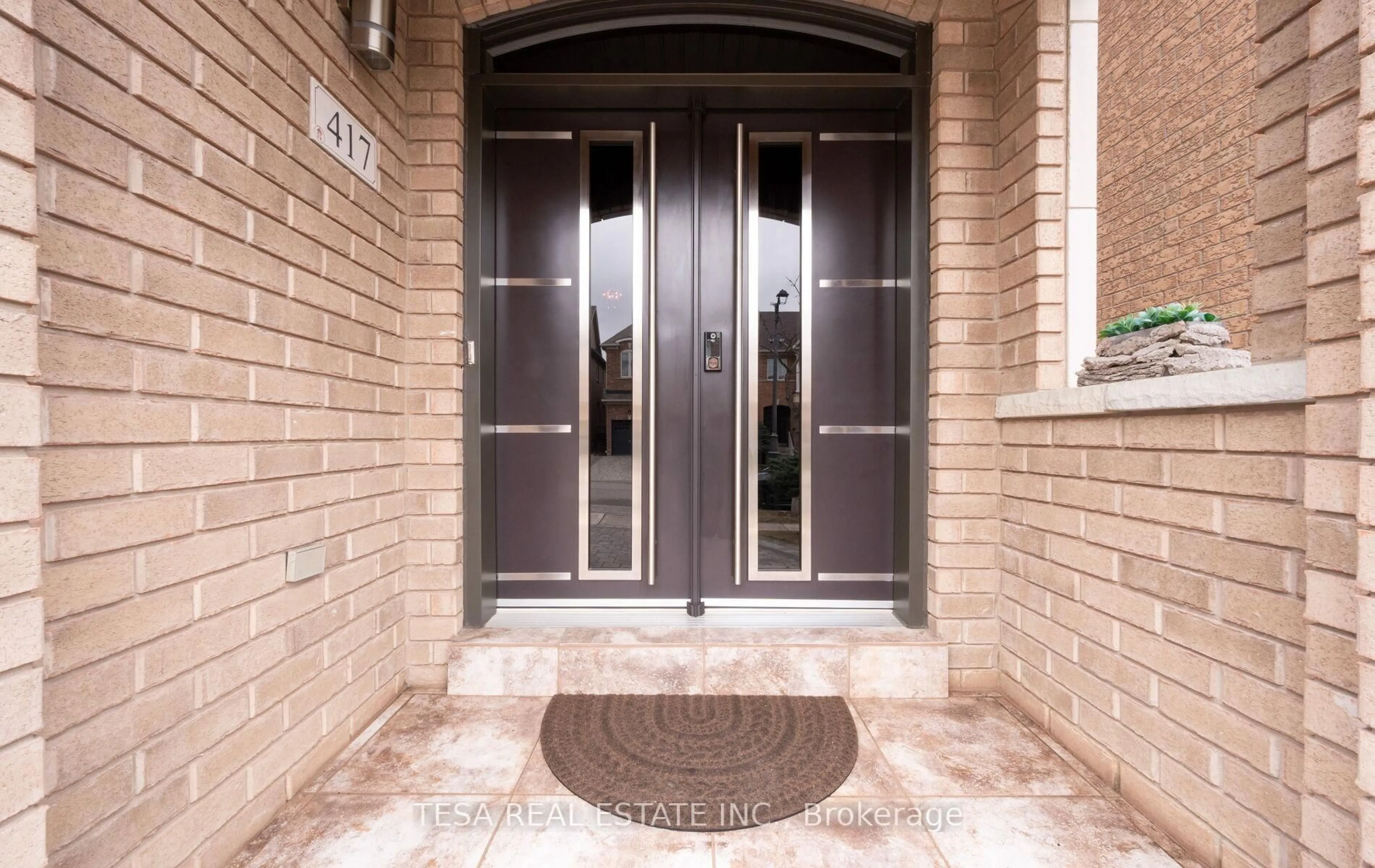 Indoor entryway for 417 Lady Nadia Dr, Vaughan Ontario L6A 4E8