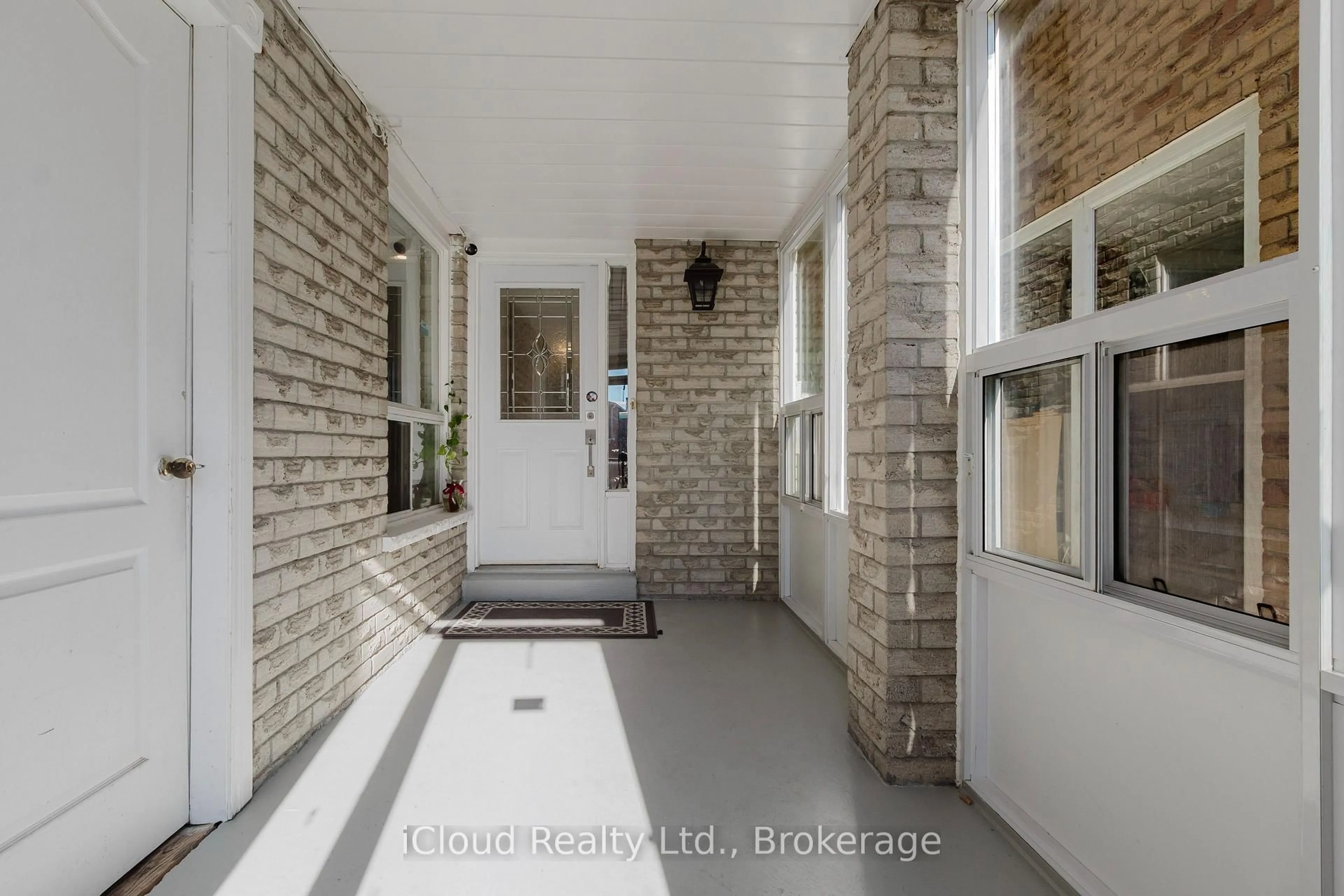 Indoor entryway for 19 Goodwood Dr, Markham Ontario L3S 2K6