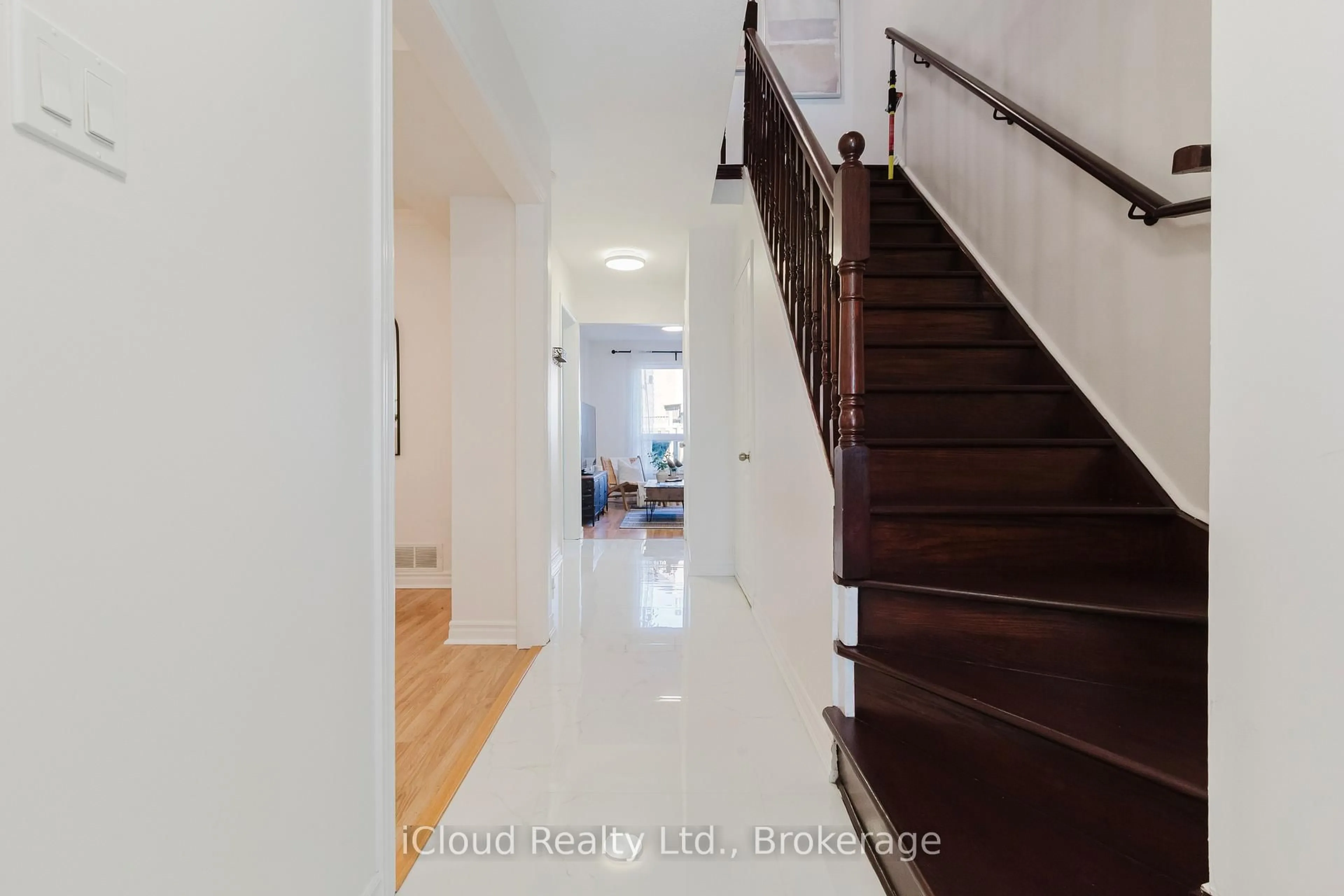 Indoor foyer for 19 Goodwood Dr, Markham Ontario L3S 2K6