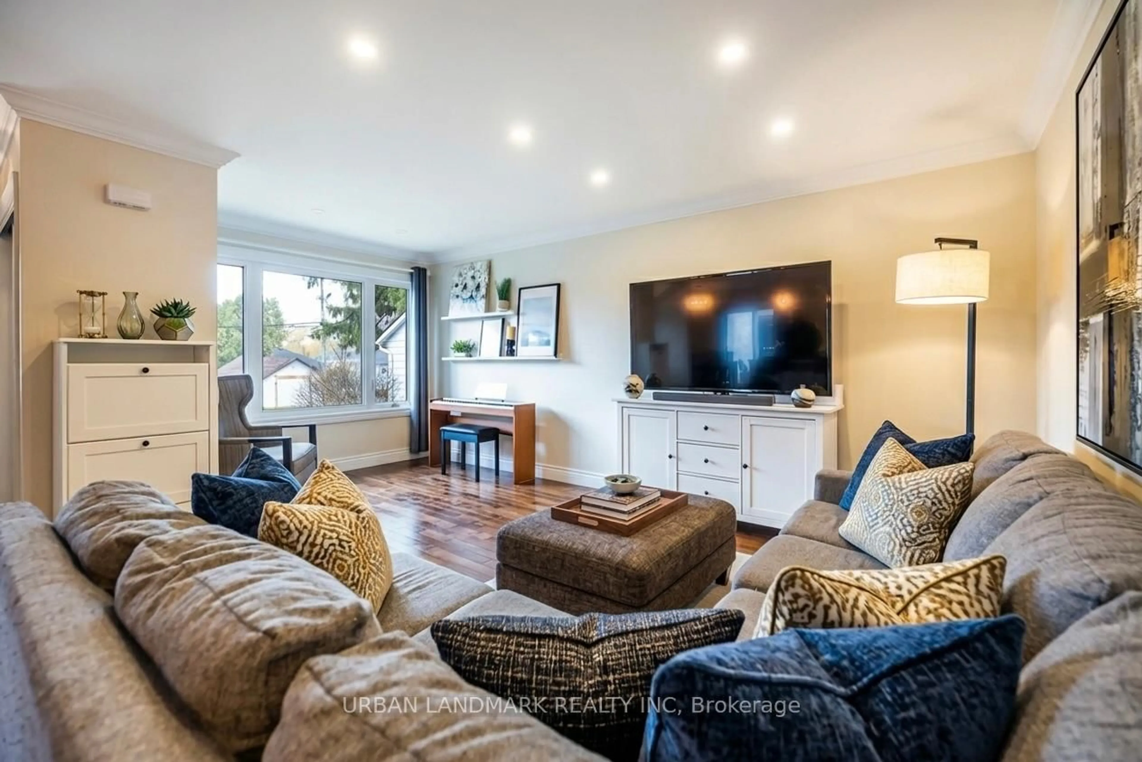 Living room with furniture, unknown for 140 Riveredge Dr, Georgina Ontario L4P 2P3