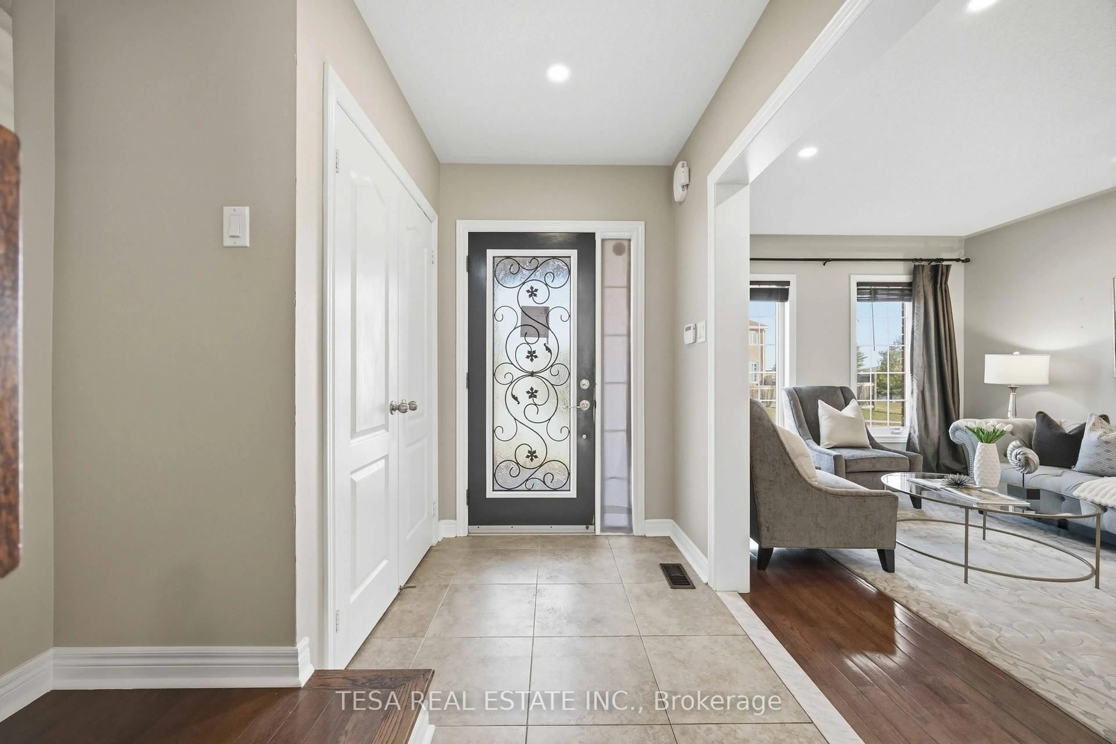 Indoor entryway for 144 Aspenwood Dr, Newmarket Ontario L3X 2X6