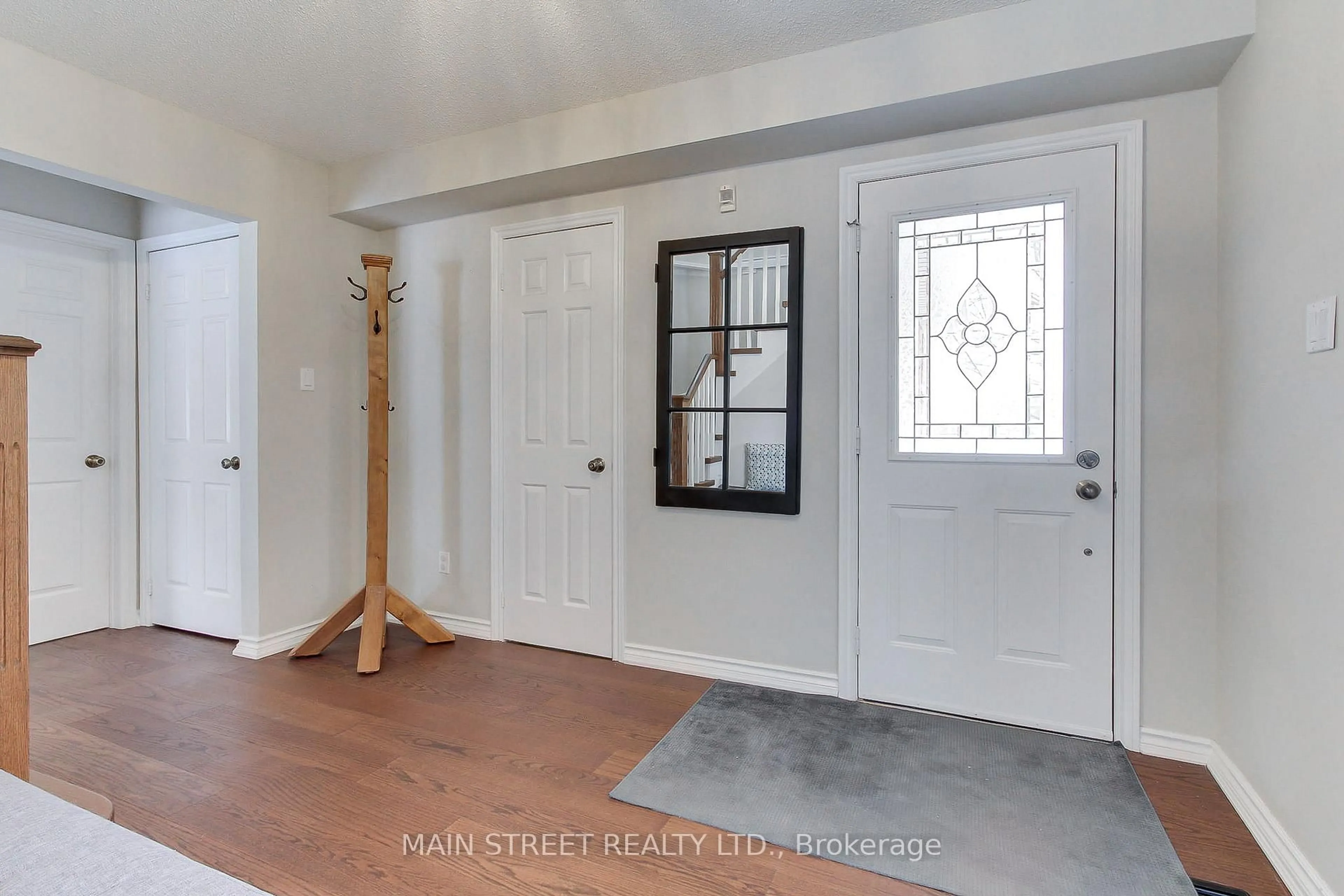 Indoor entryway for 369 Harewood Blvd, Newmarket Ontario L3Y 6S5