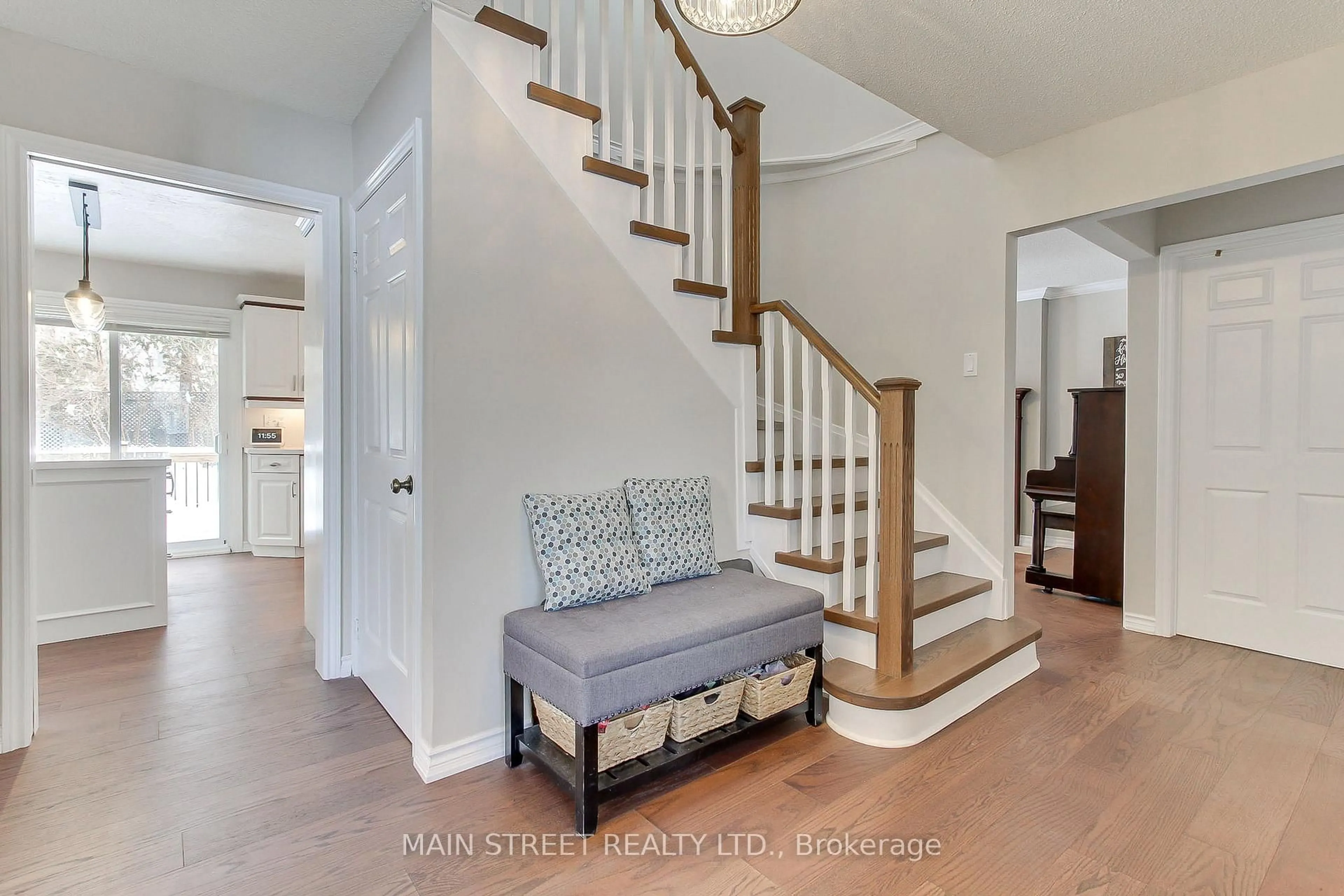 Indoor entryway for 369 Harewood Blvd, Newmarket Ontario L3Y 6S5