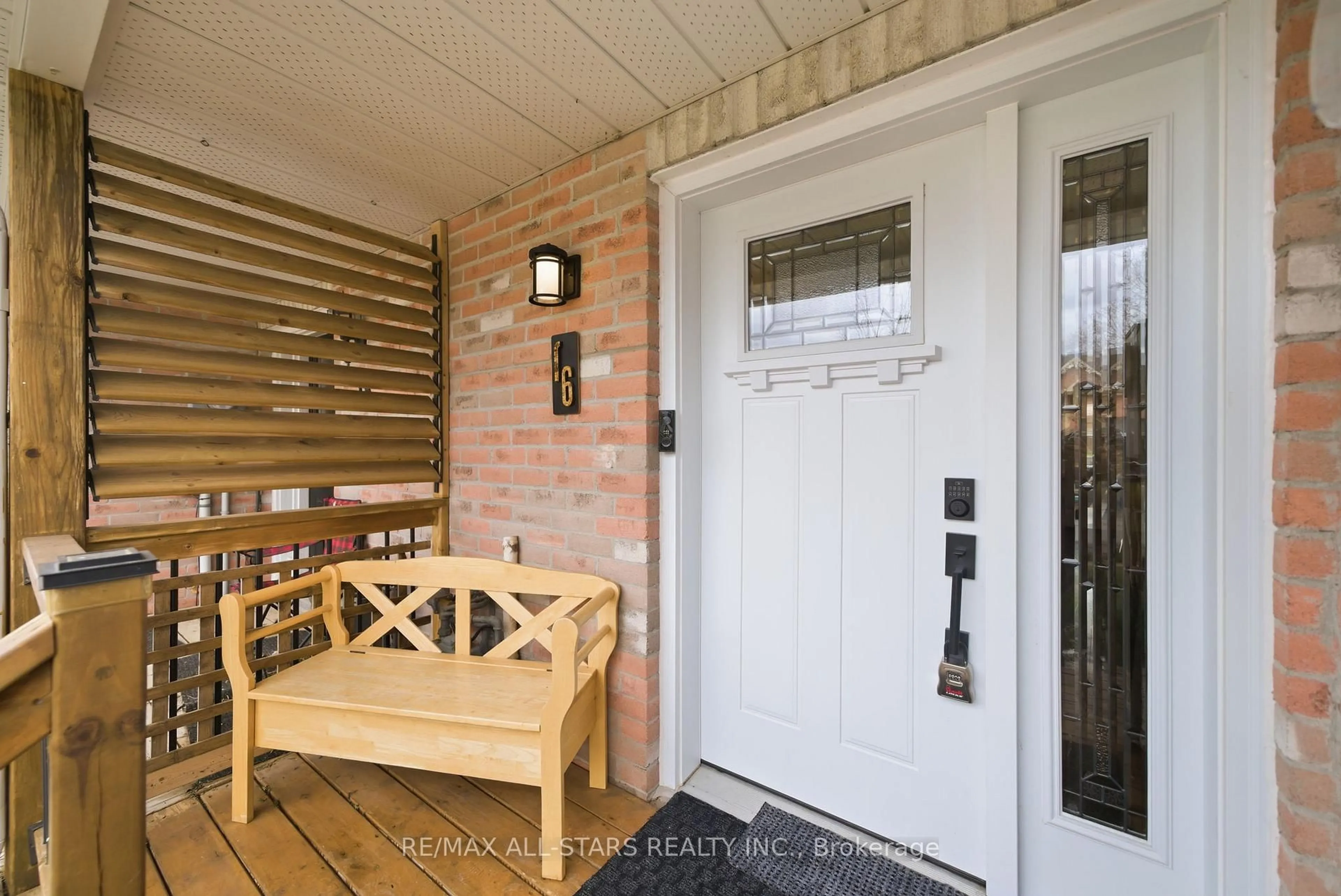 Indoor entryway for 16 Wheler Crt, Uxbridge Ontario L9P 1T8