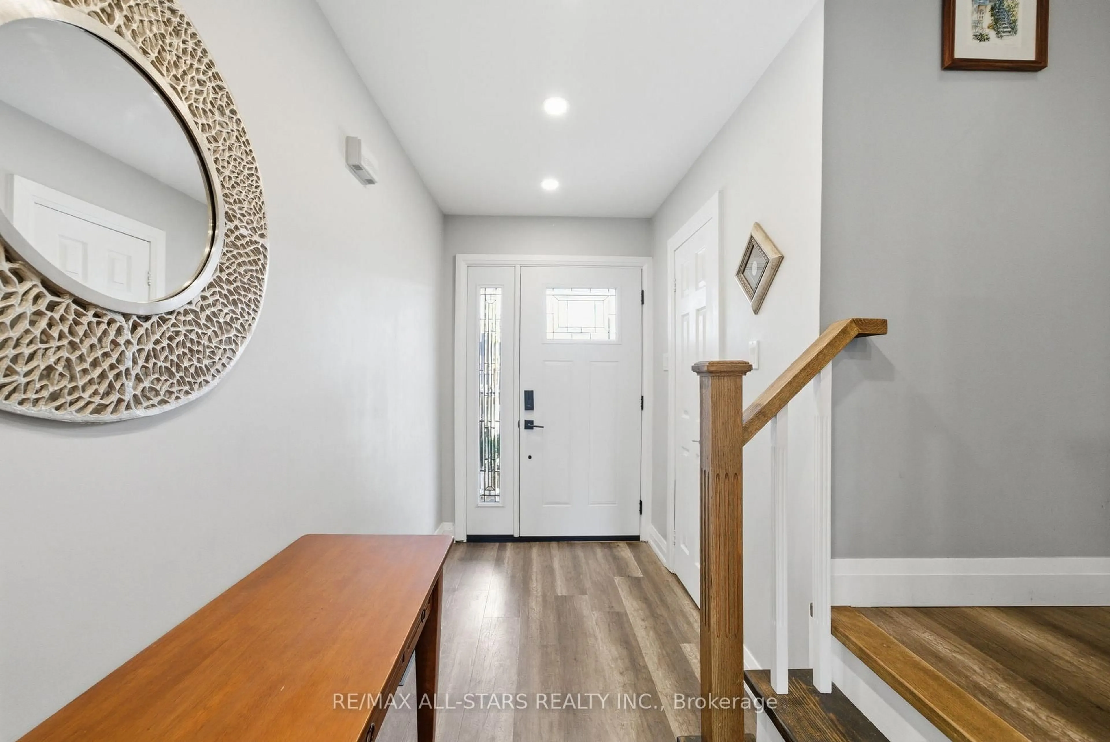 Indoor entryway for 16 Wheler Crt, Uxbridge Ontario L9P 1T8