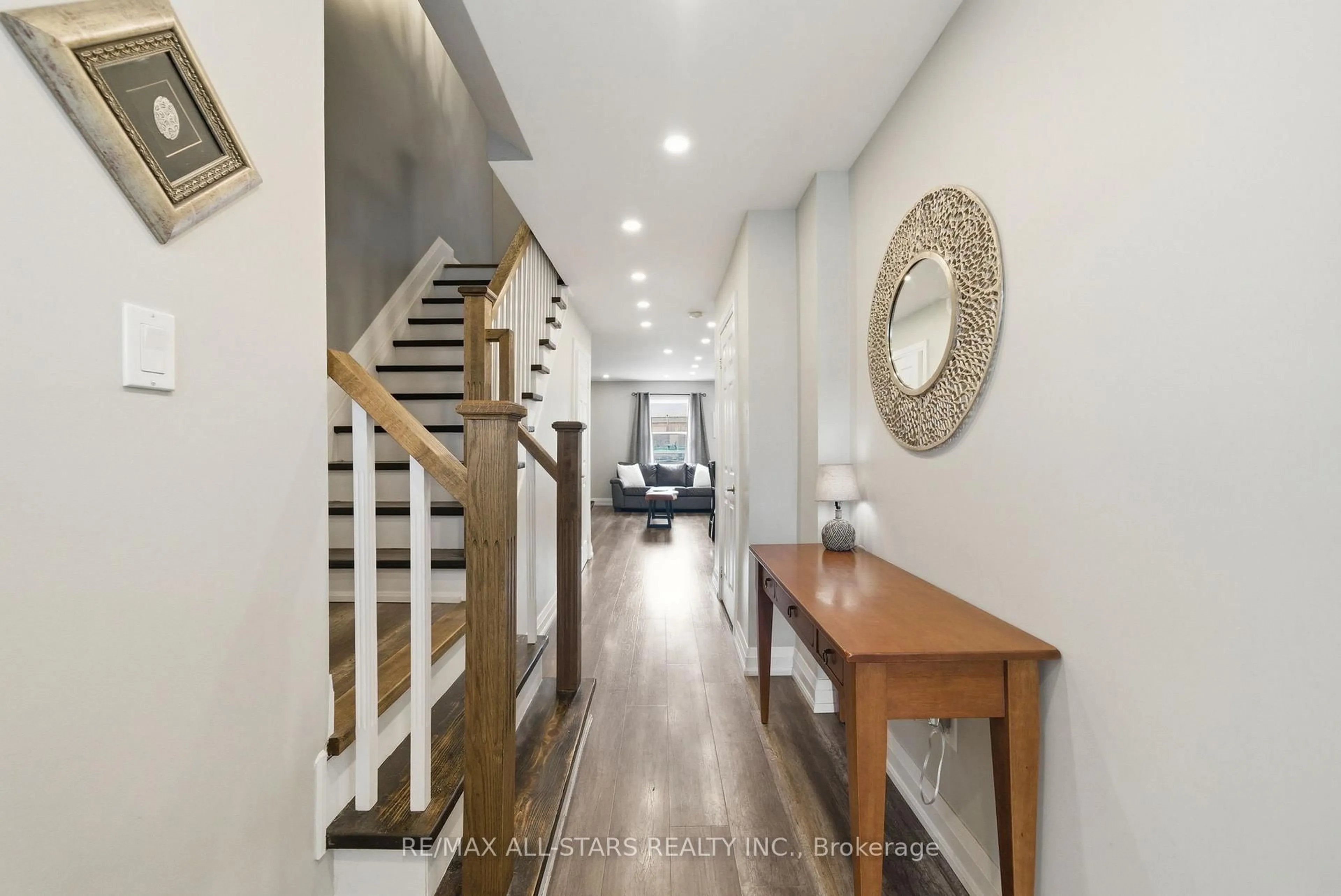 Indoor entryway for 16 Wheler Crt, Uxbridge Ontario L9P 1T8