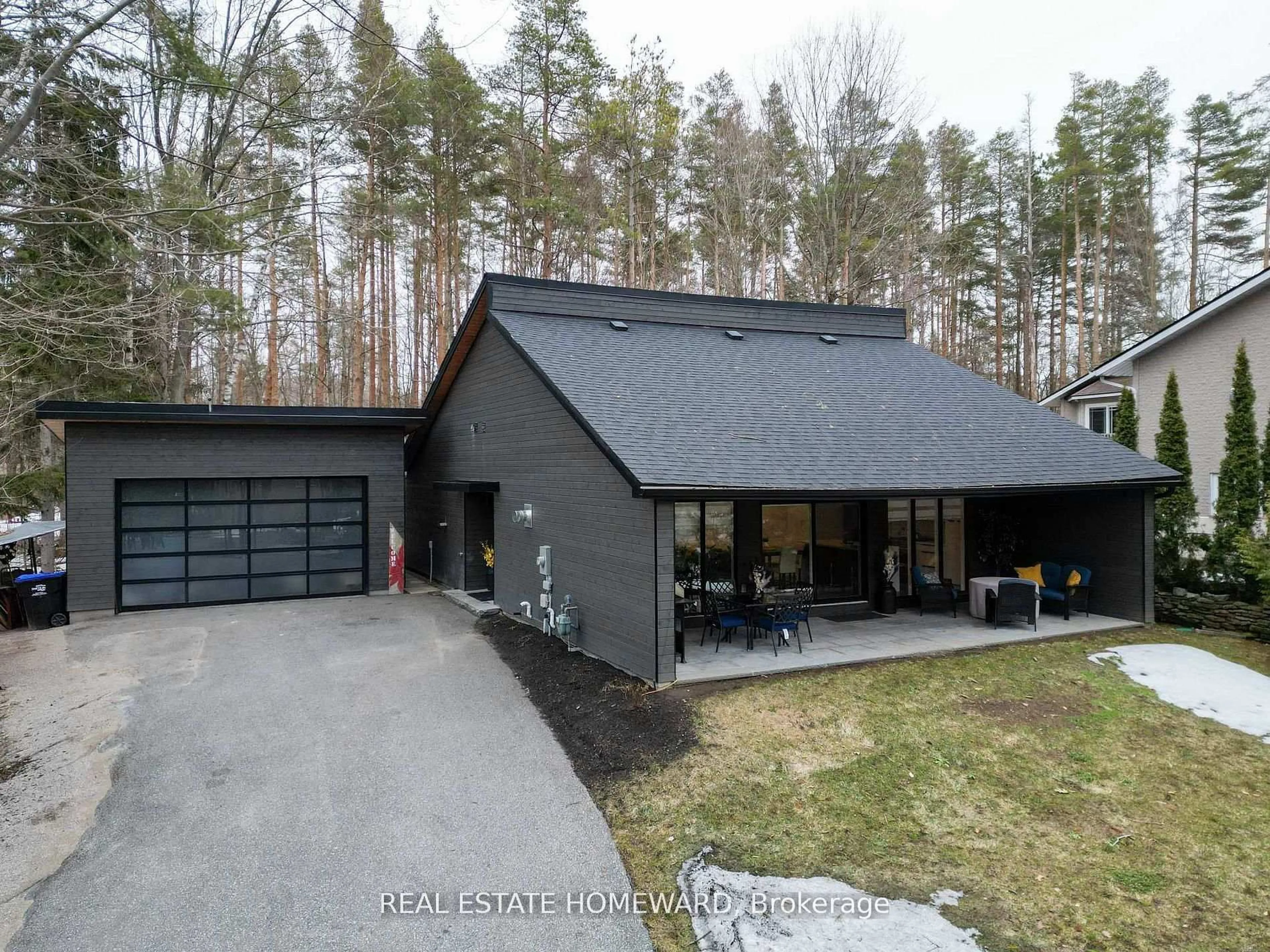 Indoor garage for 3763 fairway Rd, Innisfil Ontario L9S 2L4