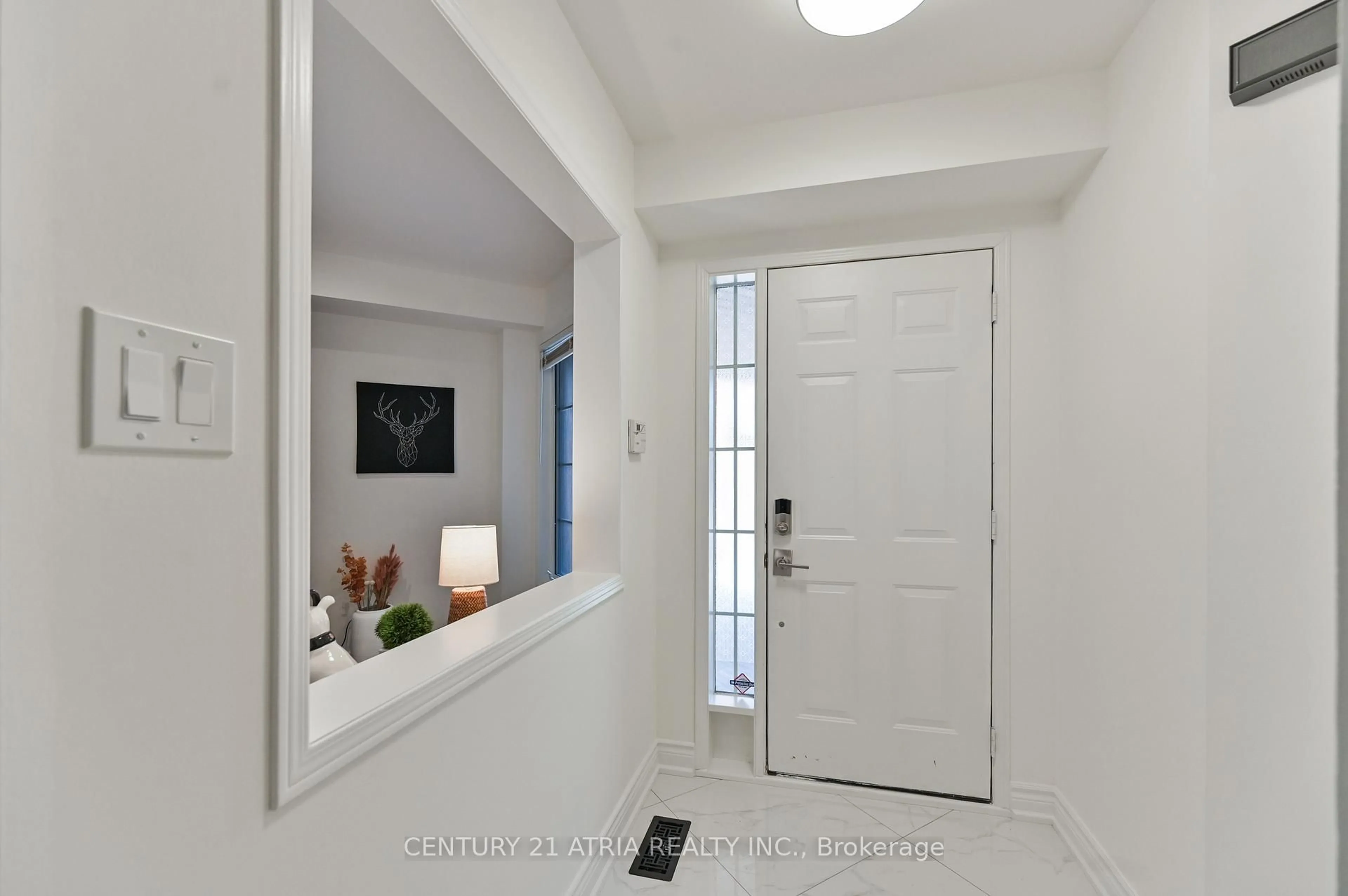 Indoor entryway for 409 Heddle Cres, Newmarket Ontario L3X 2J2