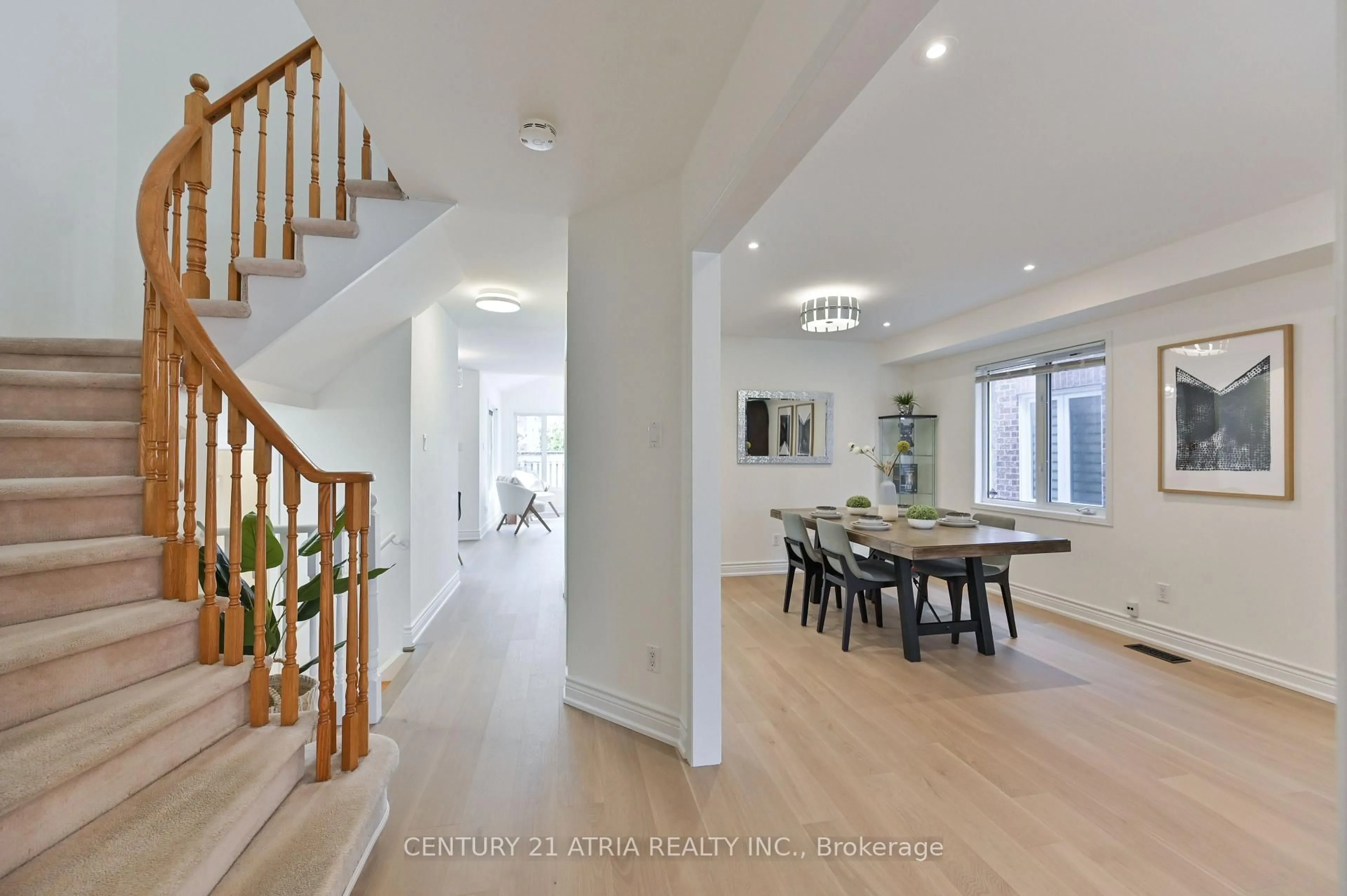 Indoor foyer for 409 Heddle Cres, Newmarket Ontario L3X 2J2