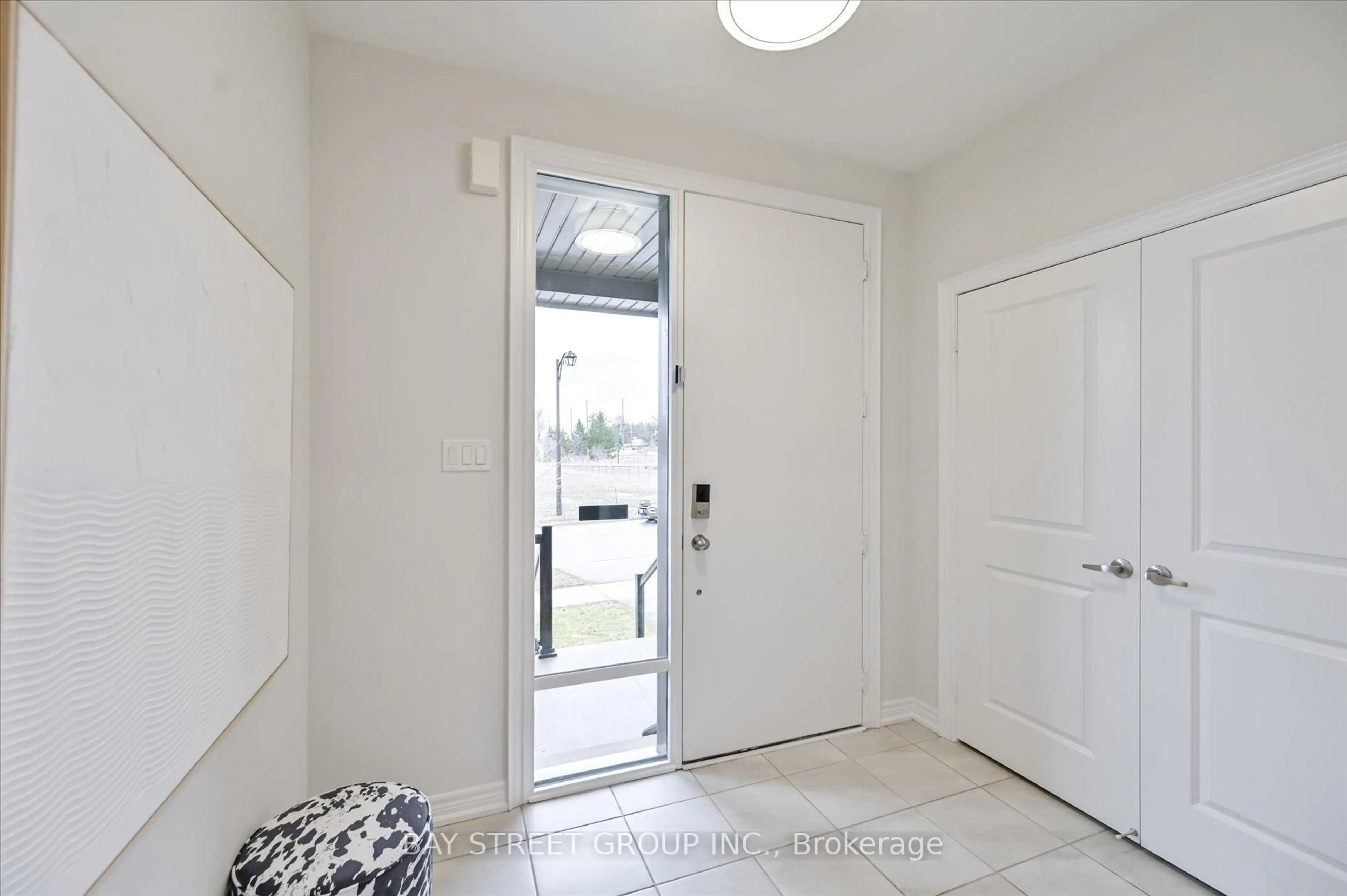 Indoor entryway for 143 Badgerow Way, Aurora Ontario L4G 0Z5