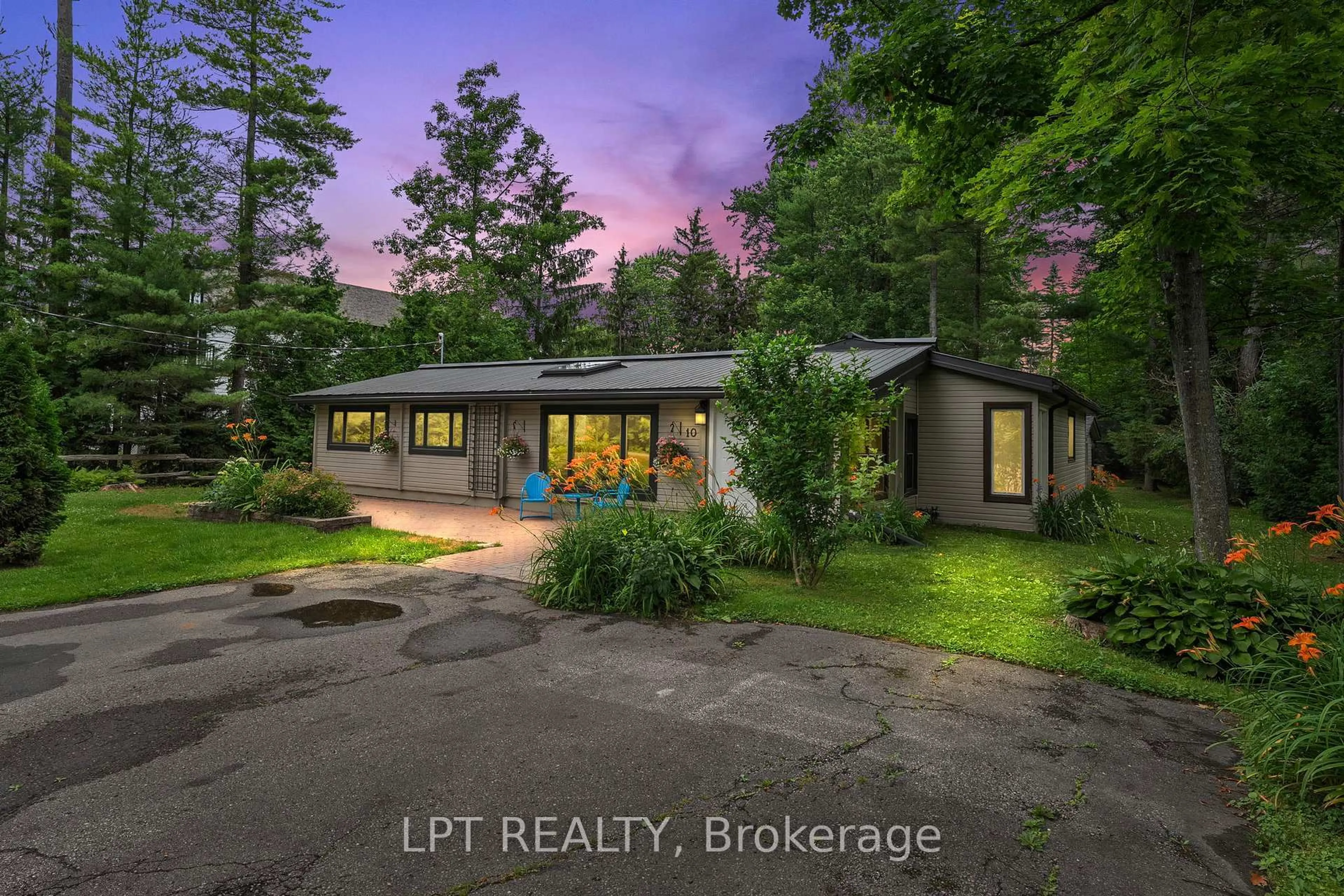 A pic from outside/outdoor area/front of a property/back of a property/a pic from drone, street for 10 Maplewood Lane, Georgina Ontario L0E 1R0