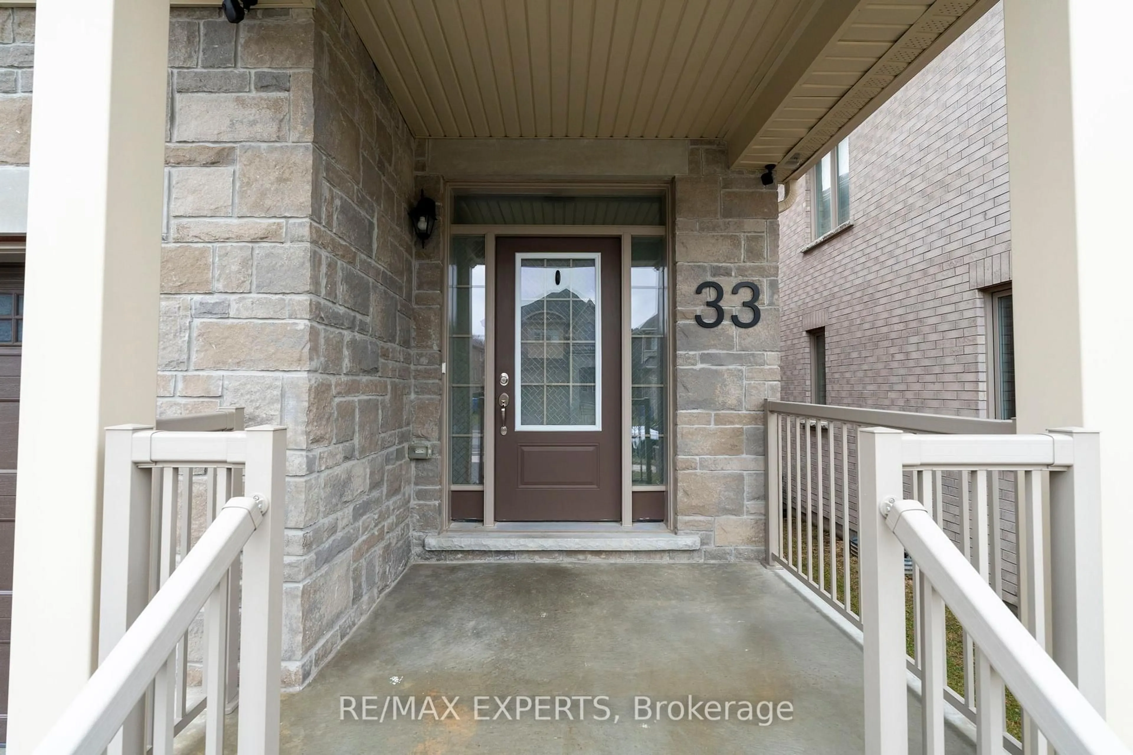 Indoor entryway for 33 Frederick Taylor Way, East Gwillimbury Ontario L0G 1M0
