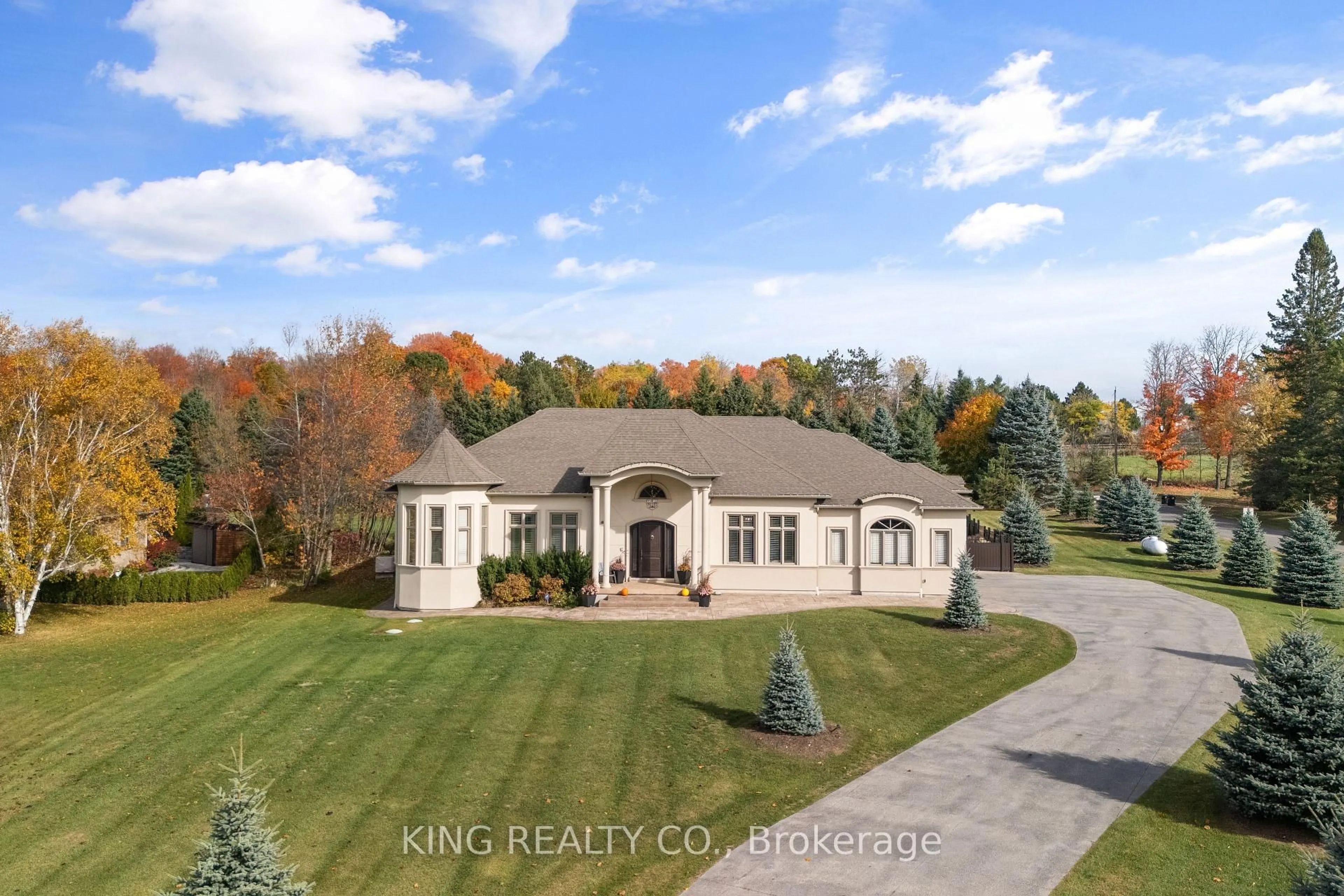 A pic from outside/outdoor area/front of a property/back of a property/a pic from drone, unknown for 2 Dale Cres, Bradford West Gwillimbury Ontario L0L 1L0