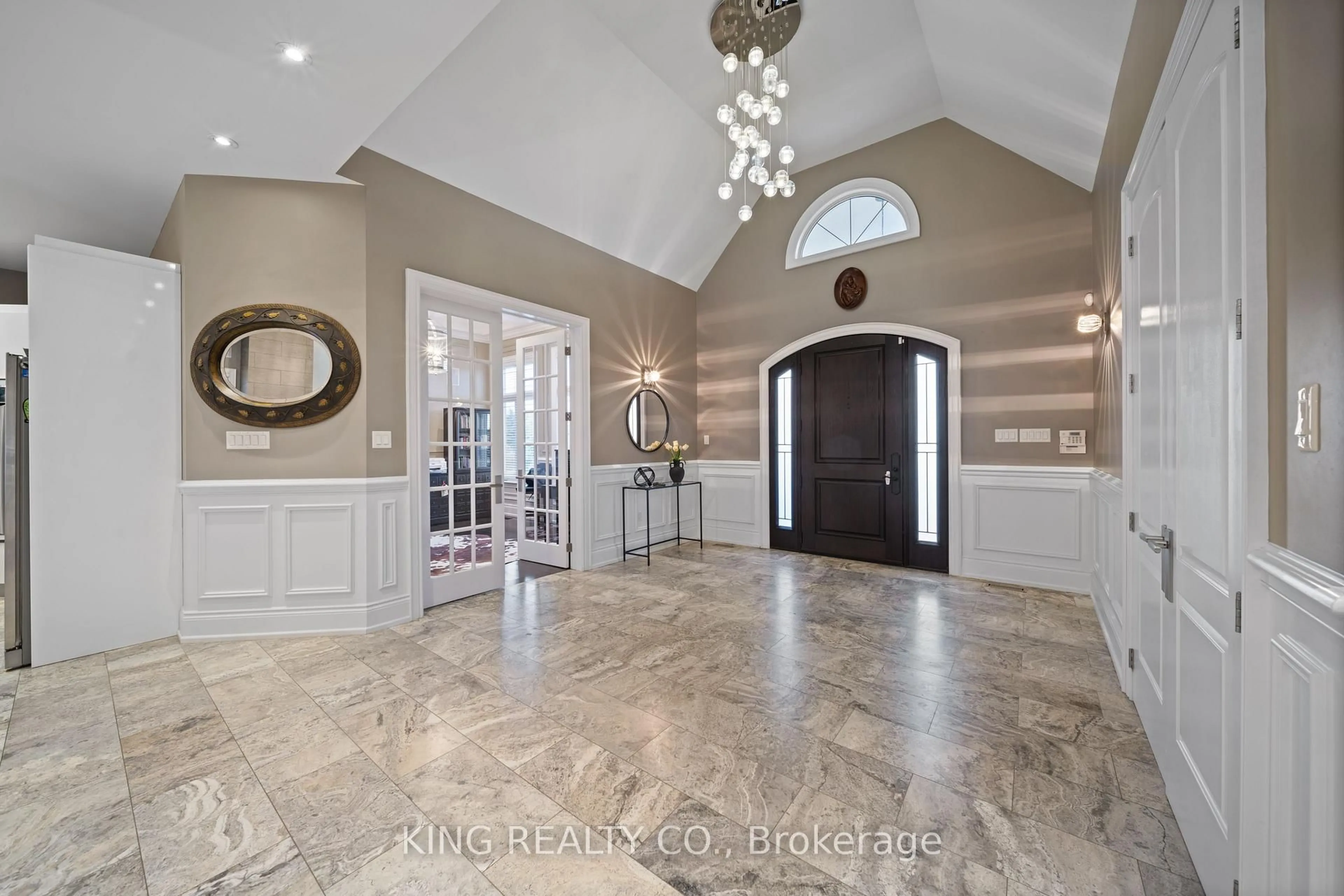 Indoor entryway for 2 Dale Cres, Bradford West Gwillimbury Ontario L0L 1L0