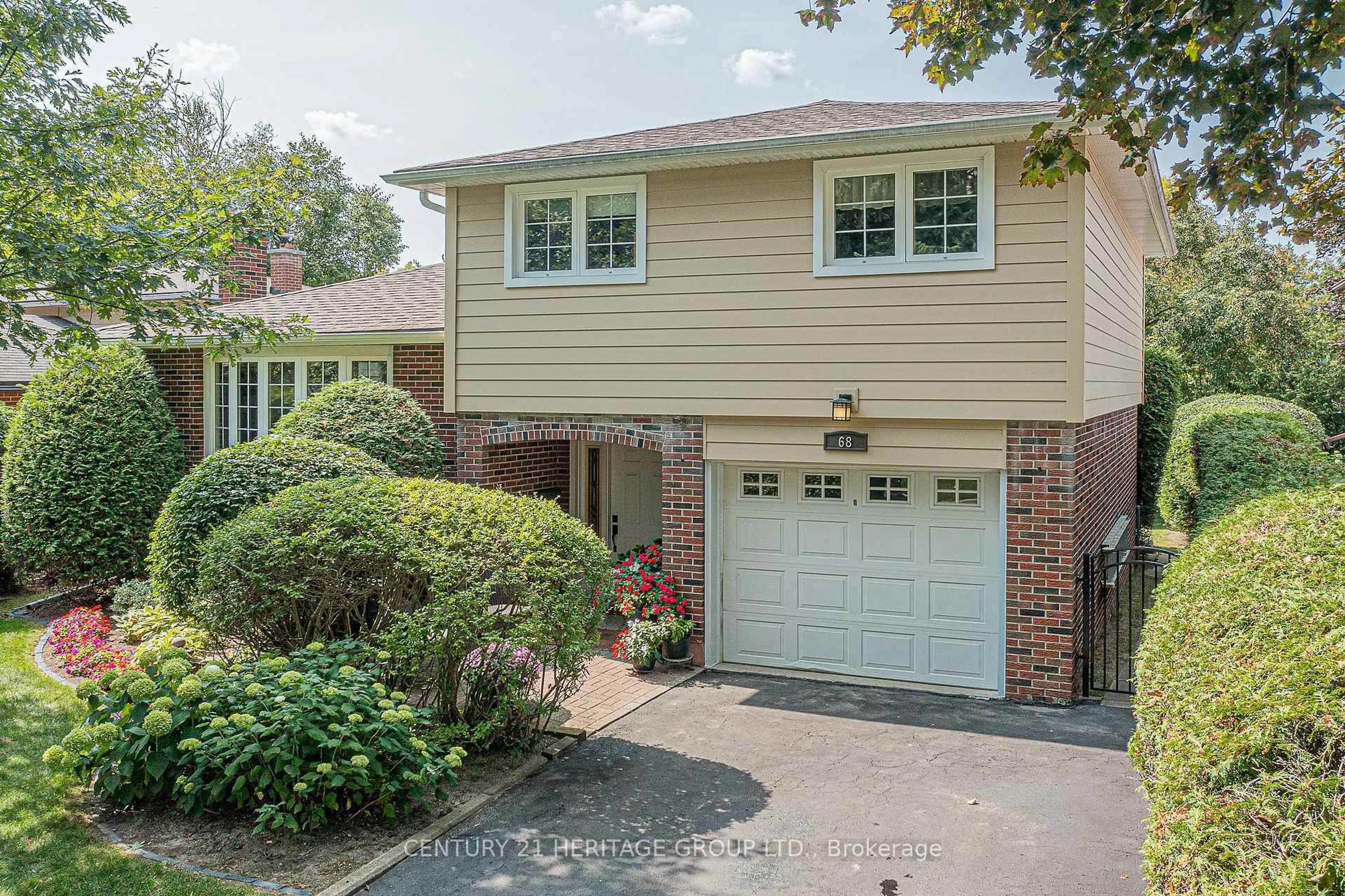 Home with brick exterior material, street for 68 Highland Ave, Newmarket Ontario L3Y 3H8
