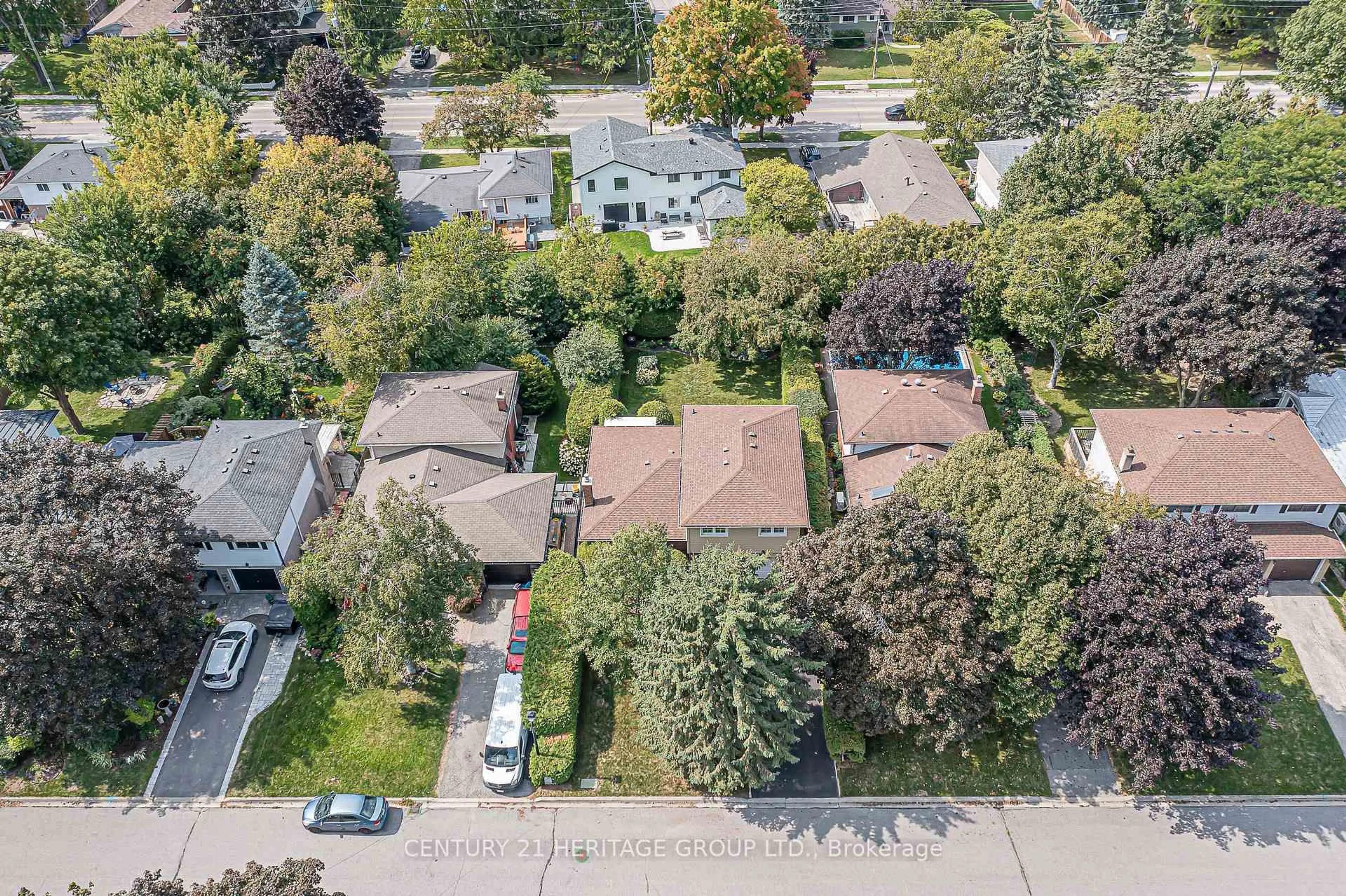 A pic from outside/outdoor area/front of a property/back of a property/a pic from drone, street for 68 Highland Ave, Newmarket Ontario L3Y 3H8