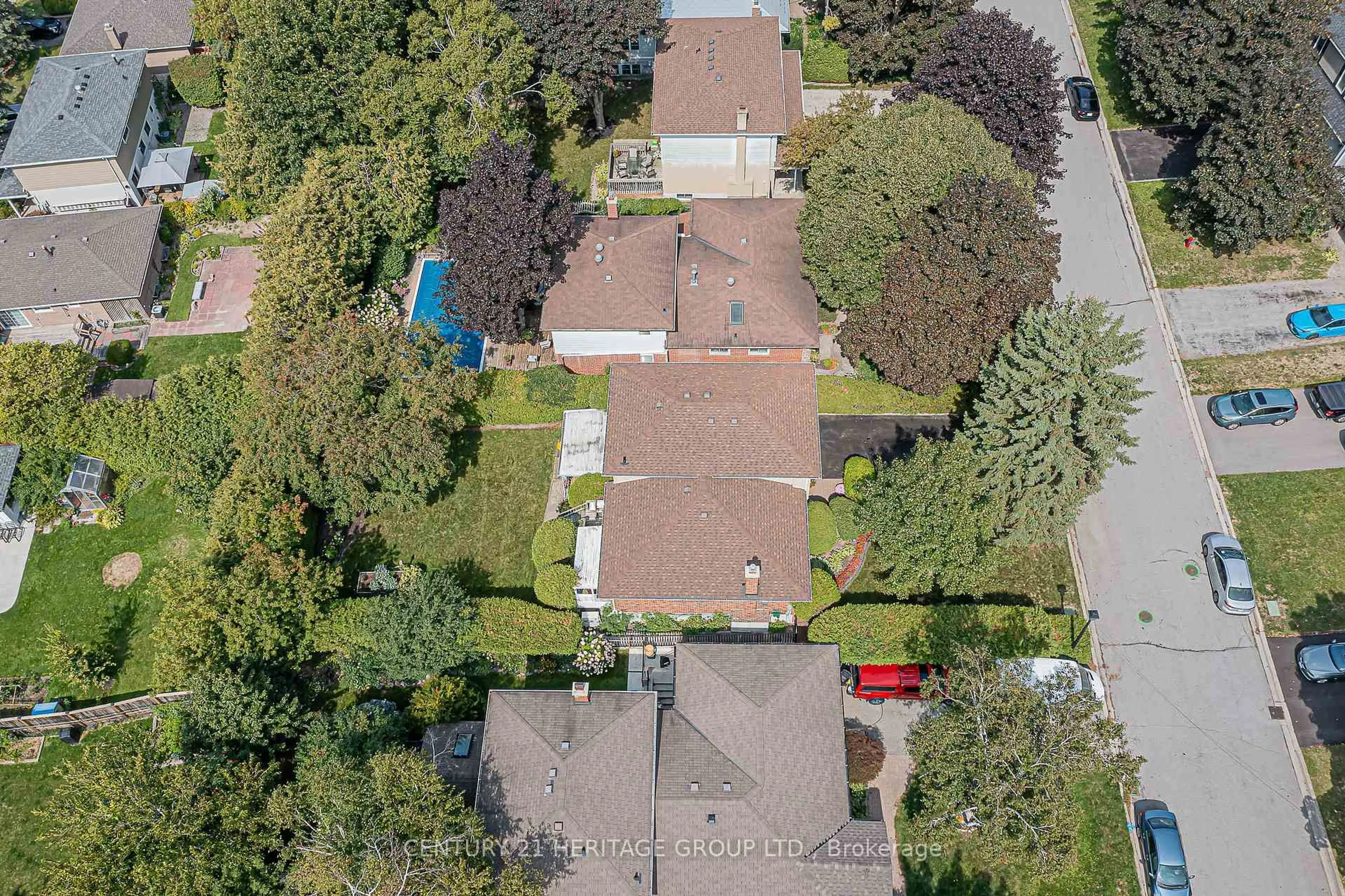 A pic from outside/outdoor area/front of a property/back of a property/a pic from drone, street for 68 Highland Ave, Newmarket Ontario L3Y 3H8