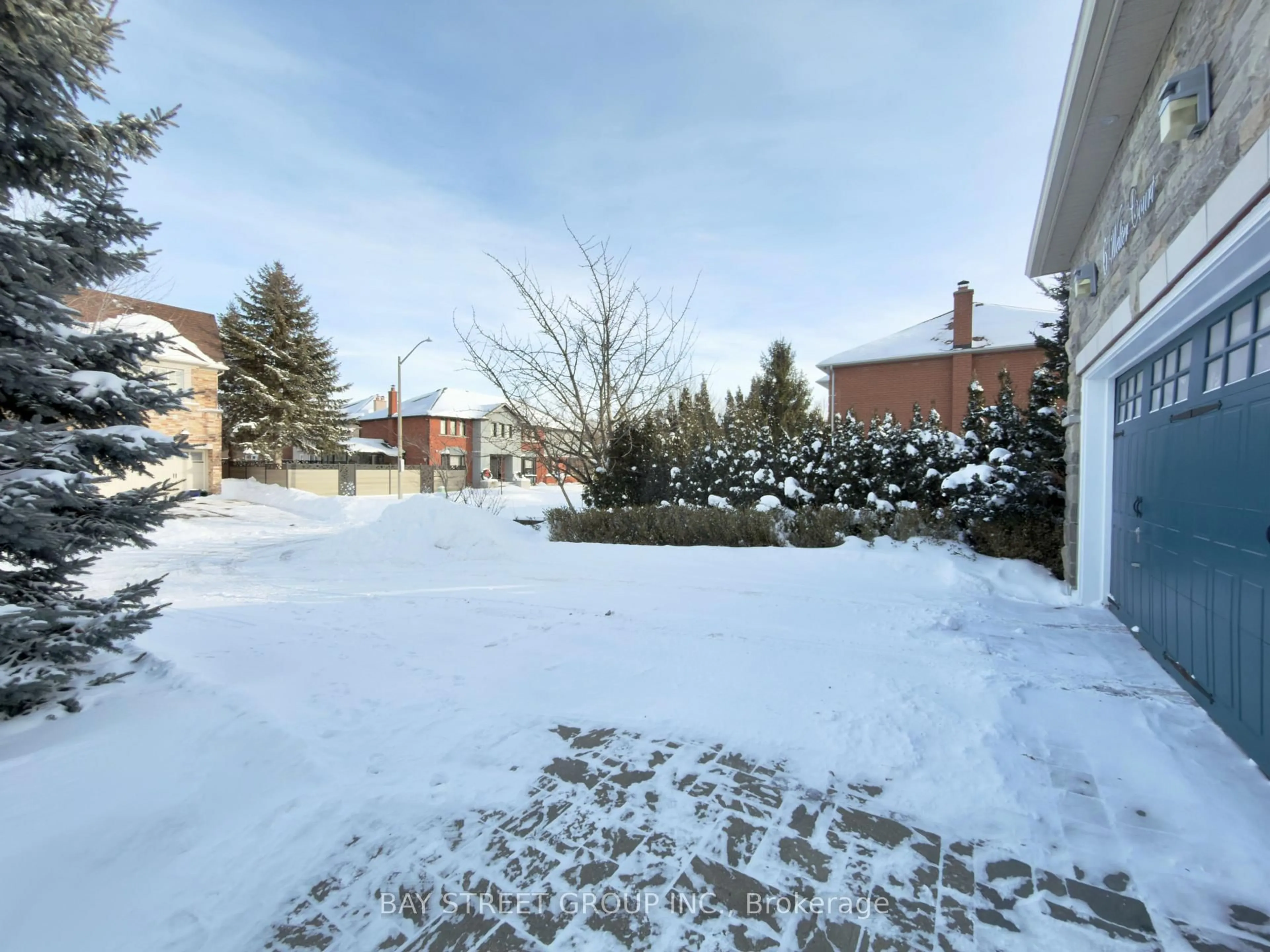 A pic from outside/outdoor area/front of a property/back of a property/a pic from drone, street for 6 Welter Crt, Richmond Hill Ontario L4S 1E9