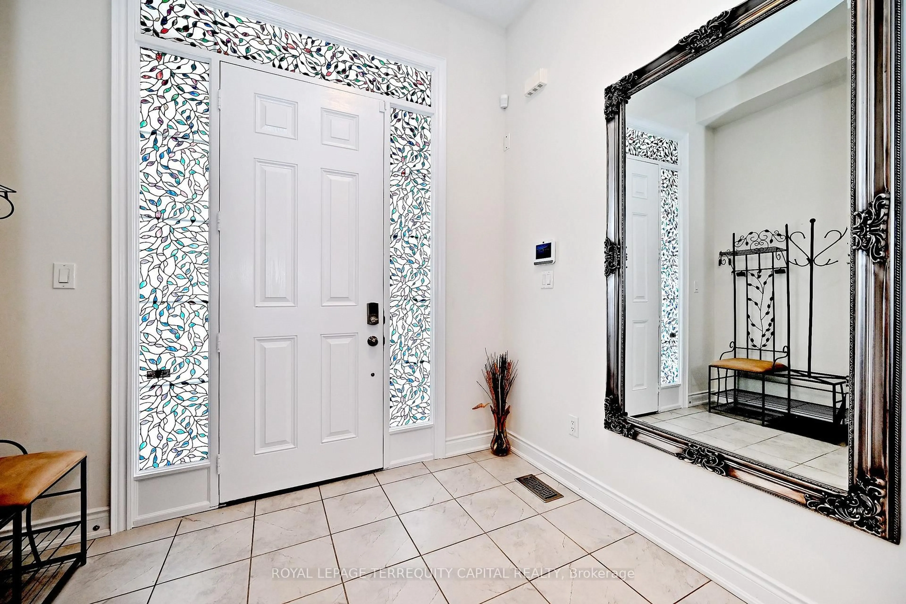 Indoor entryway for 22 Walter Tunny Cres, East Gwillimbury Ontario L9N 0R4