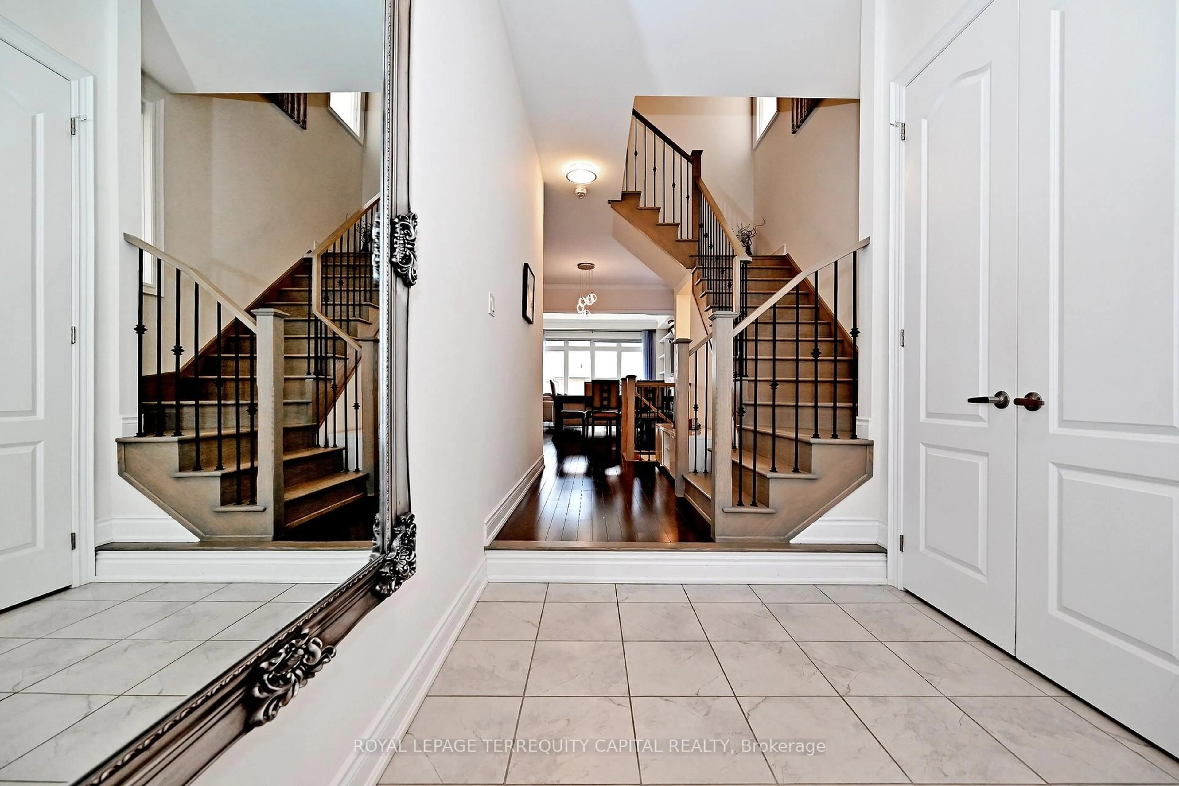 Indoor entryway for 22 Walter Tunny Cres, East Gwillimbury Ontario L9N 0R4