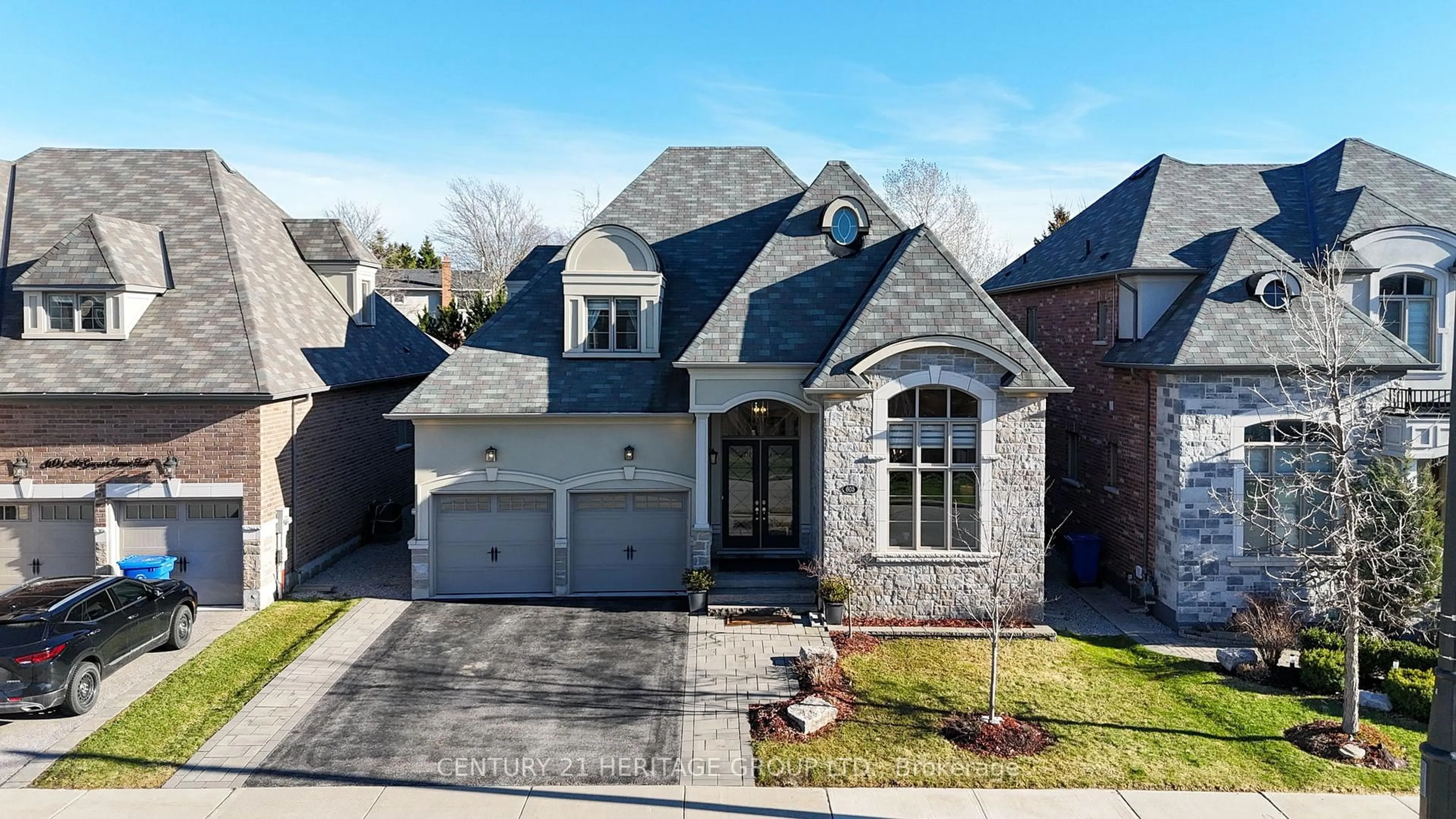 Home with brick exterior material, street for 605 McGregor Farm Tr, Newmarket Ontario L3X 0H6