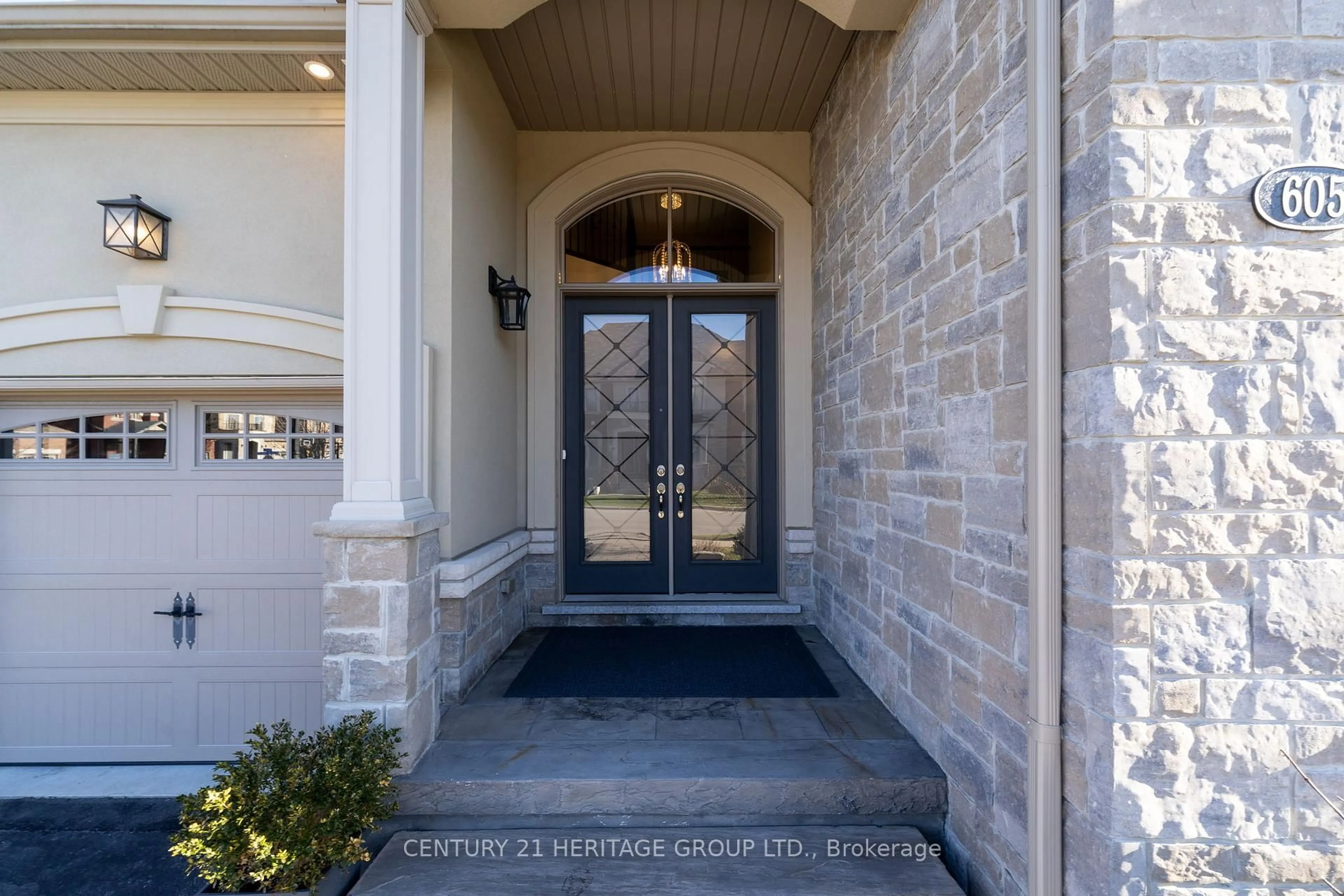 Indoor entryway for 605 McGregor Farm Tr, Newmarket Ontario L3X 0H6