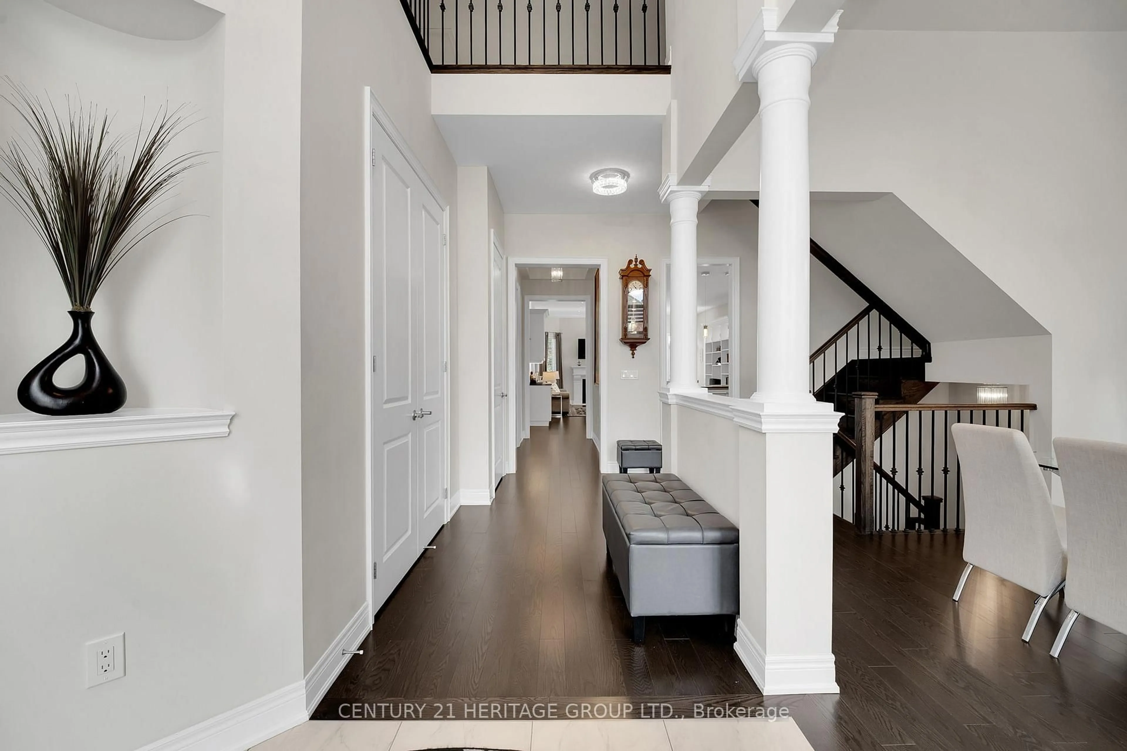 Indoor entryway for 605 McGregor Farm Tr, Newmarket Ontario L3X 0H6