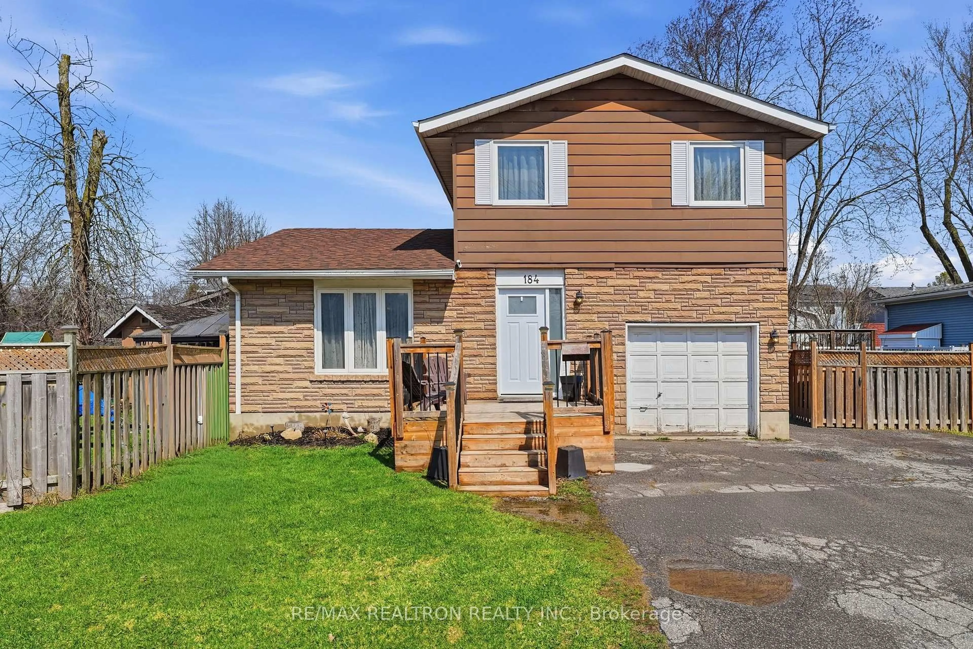 Home with vinyl exterior material, street for 184 Silas Blvd, Georgina Ontario L4P 2K3