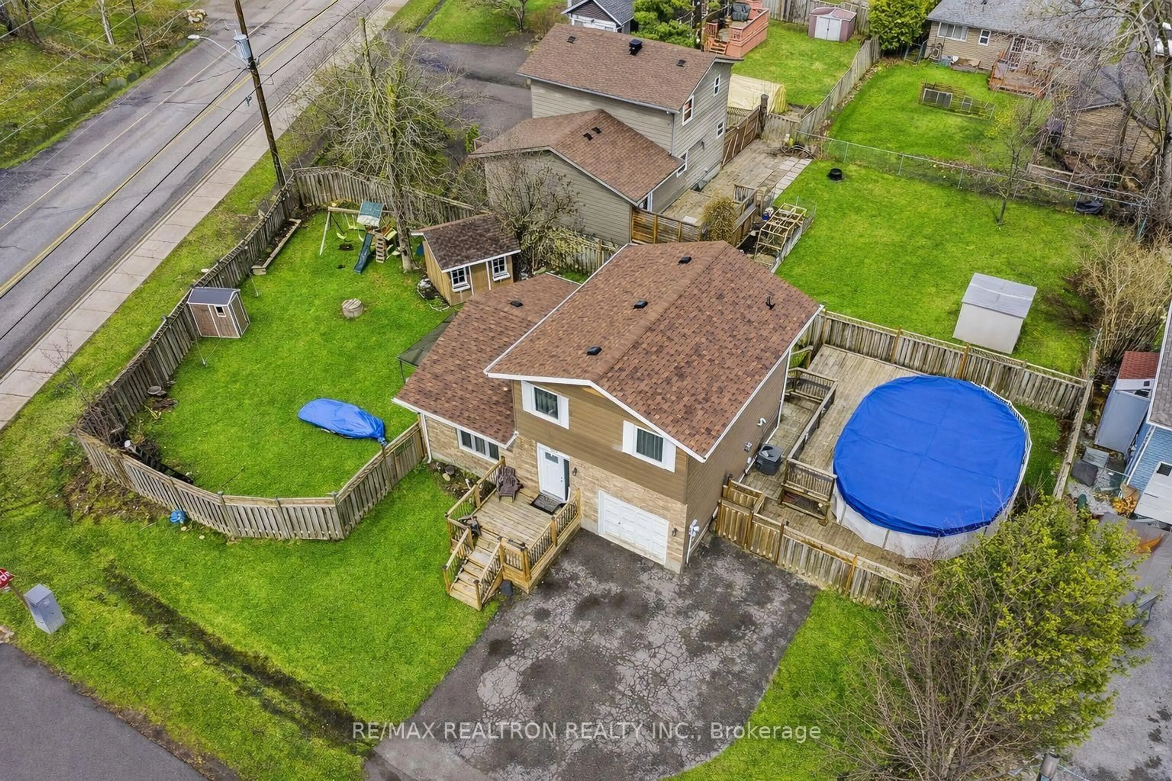 A pic from outside/outdoor area/front of a property/back of a property/a pic from drone, street for 184 Silas Blvd, Georgina Ontario L4P 2K3