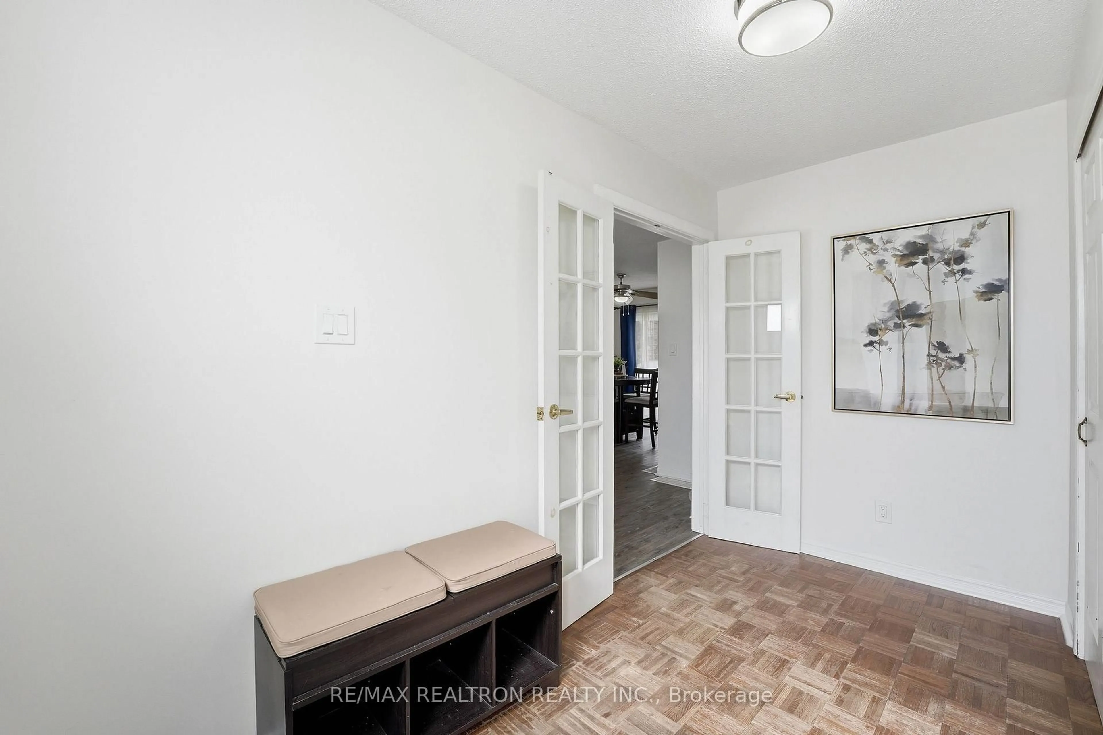 Indoor entryway for 184 Silas Blvd, Georgina Ontario L4P 2K3