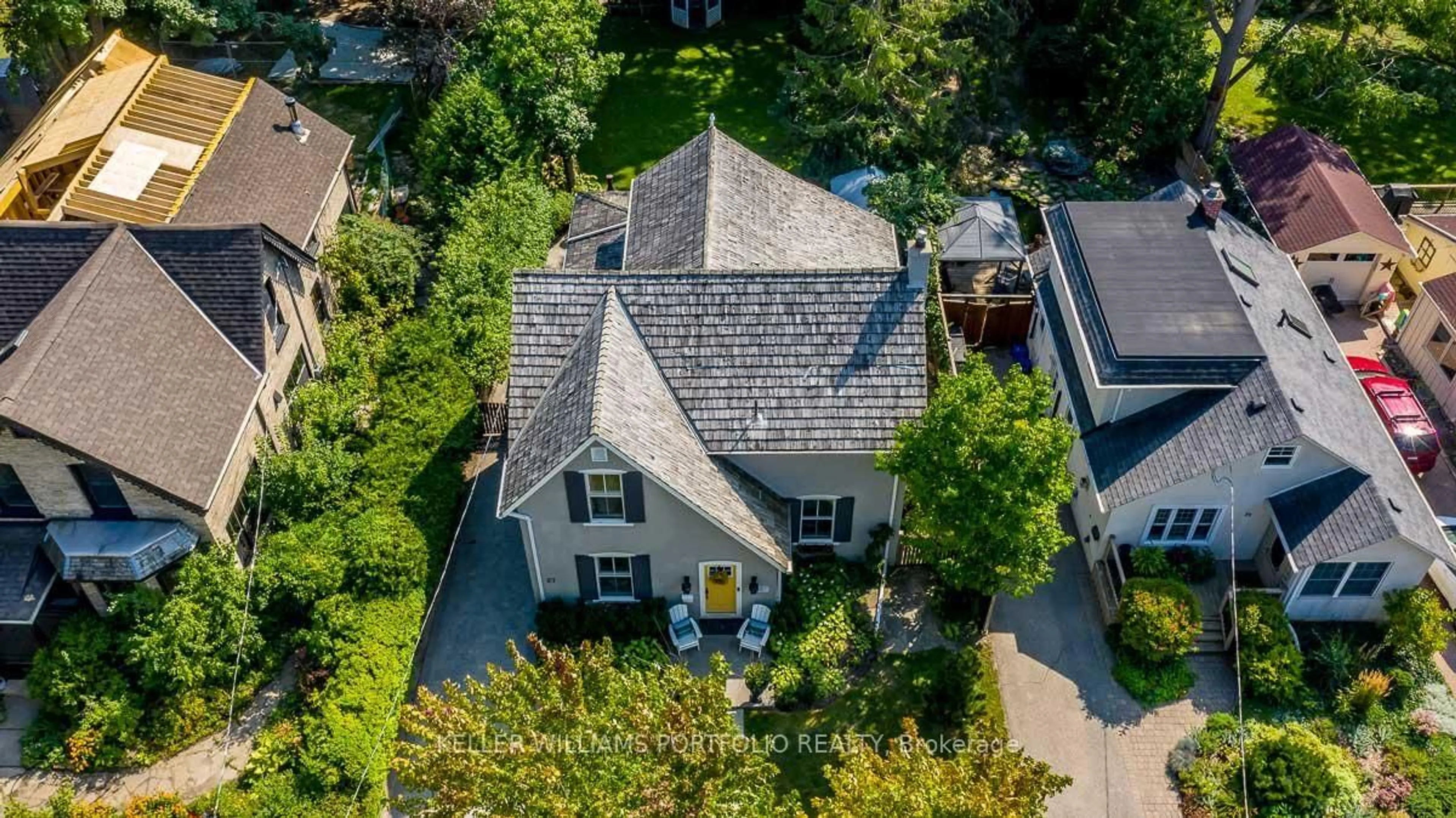 A pic from outside/outdoor area/front of a property/back of a property/a pic from drone, street for 27 Catherine Ave, Aurora Ontario L4G 1K4