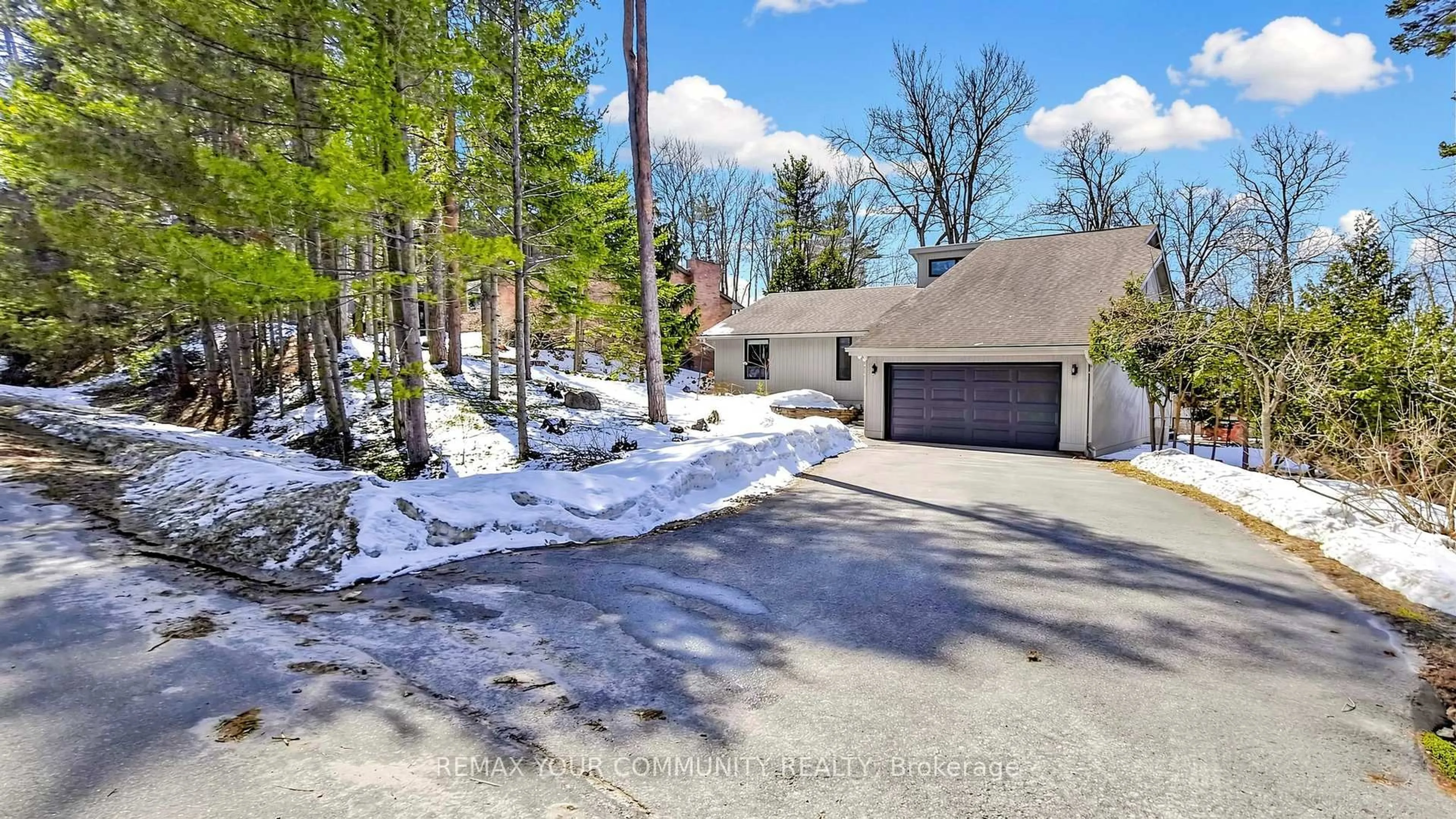 A pic from outside/outdoor area/front of a property/back of a property/a pic from drone, street for 3792 Fairway Rd, Innisfil Ontario L9S 2L4