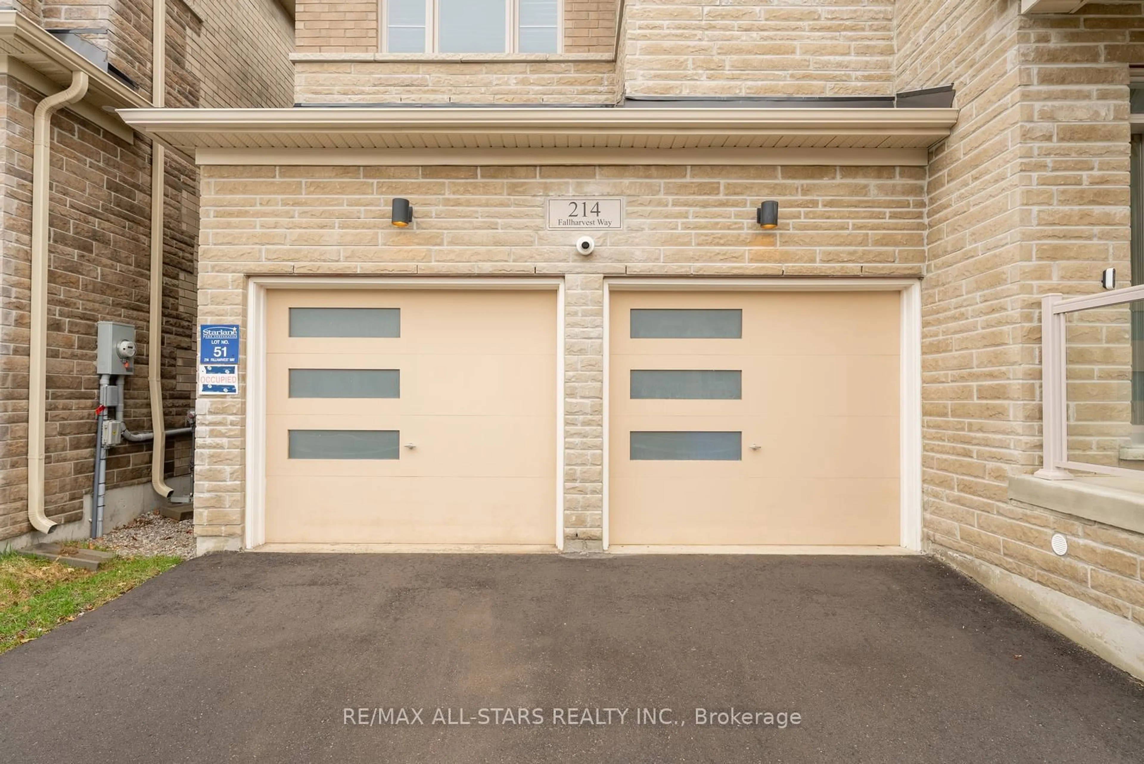 Indoor garage for 214 Fallharvest Way, Whitchurch-Stouffville Ontario L4A 5C2