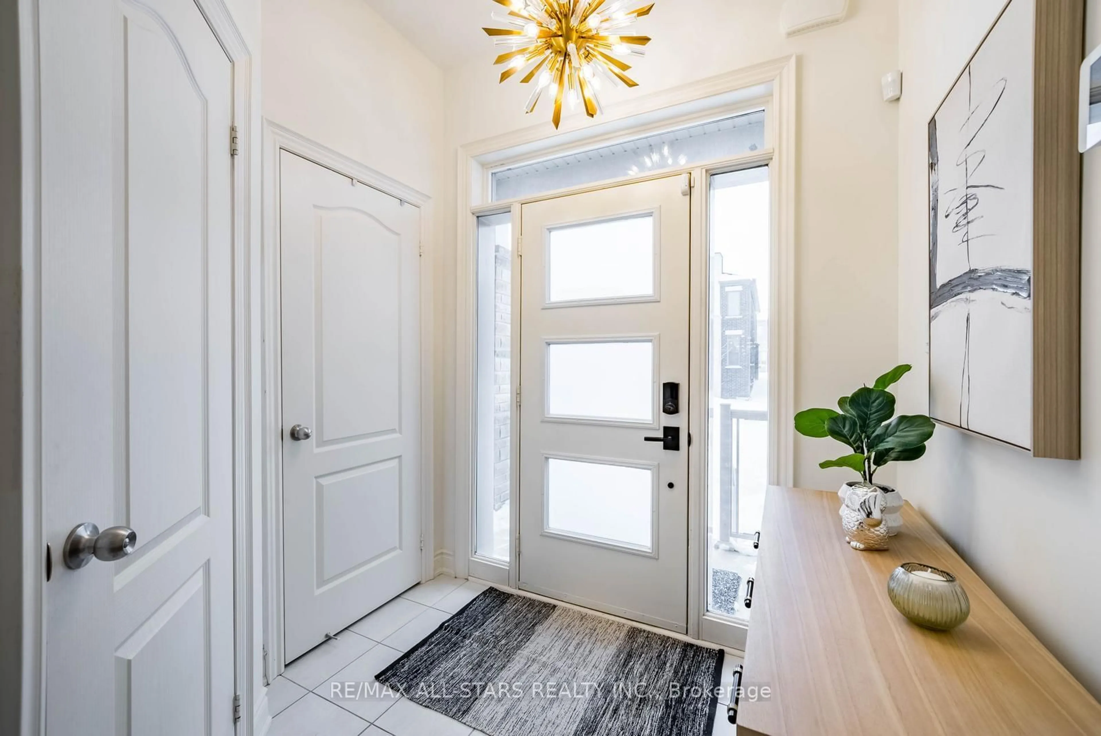 Indoor entryway for 214 Fallharvest Way, Whitchurch-Stouffville Ontario L4A 5C2