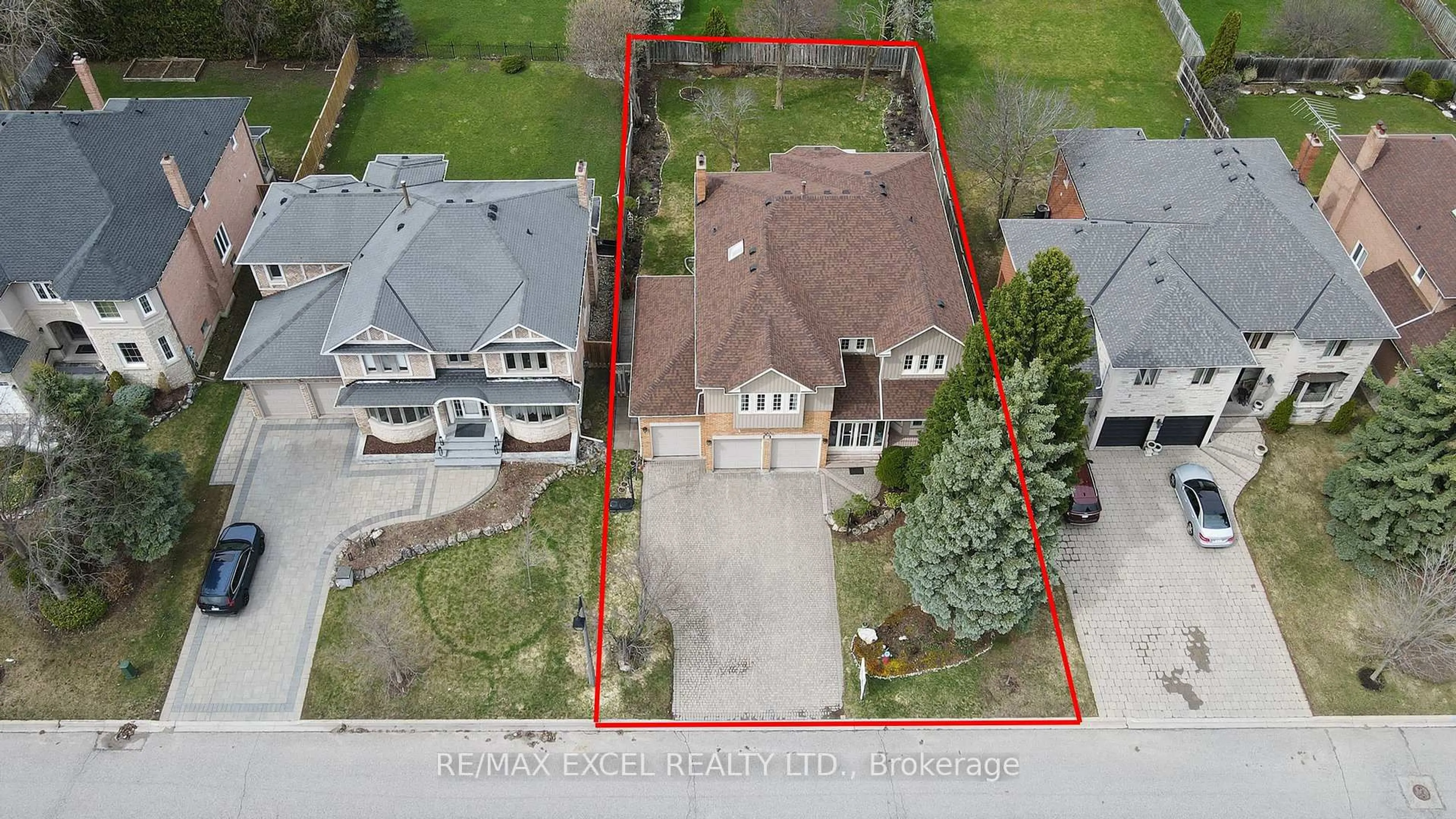 A pic from outside/outdoor area/front of a property/back of a property/a pic from drone, street for 10 Brookshill Cres, Richmond Hill Ontario L4B 3J1