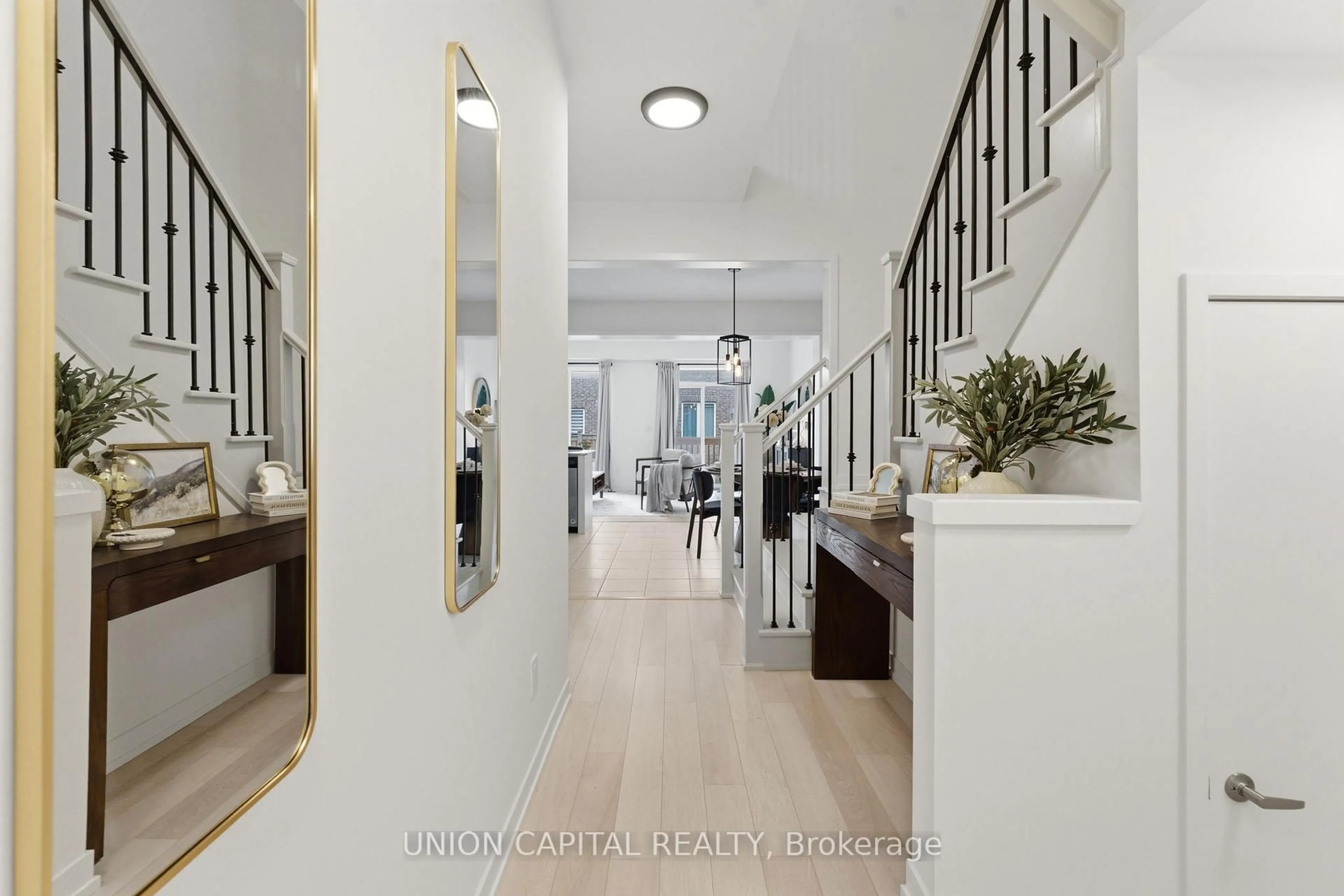 Indoor entryway for 137 Knott End Cres, Newmarket Ontario L3Y 0E3