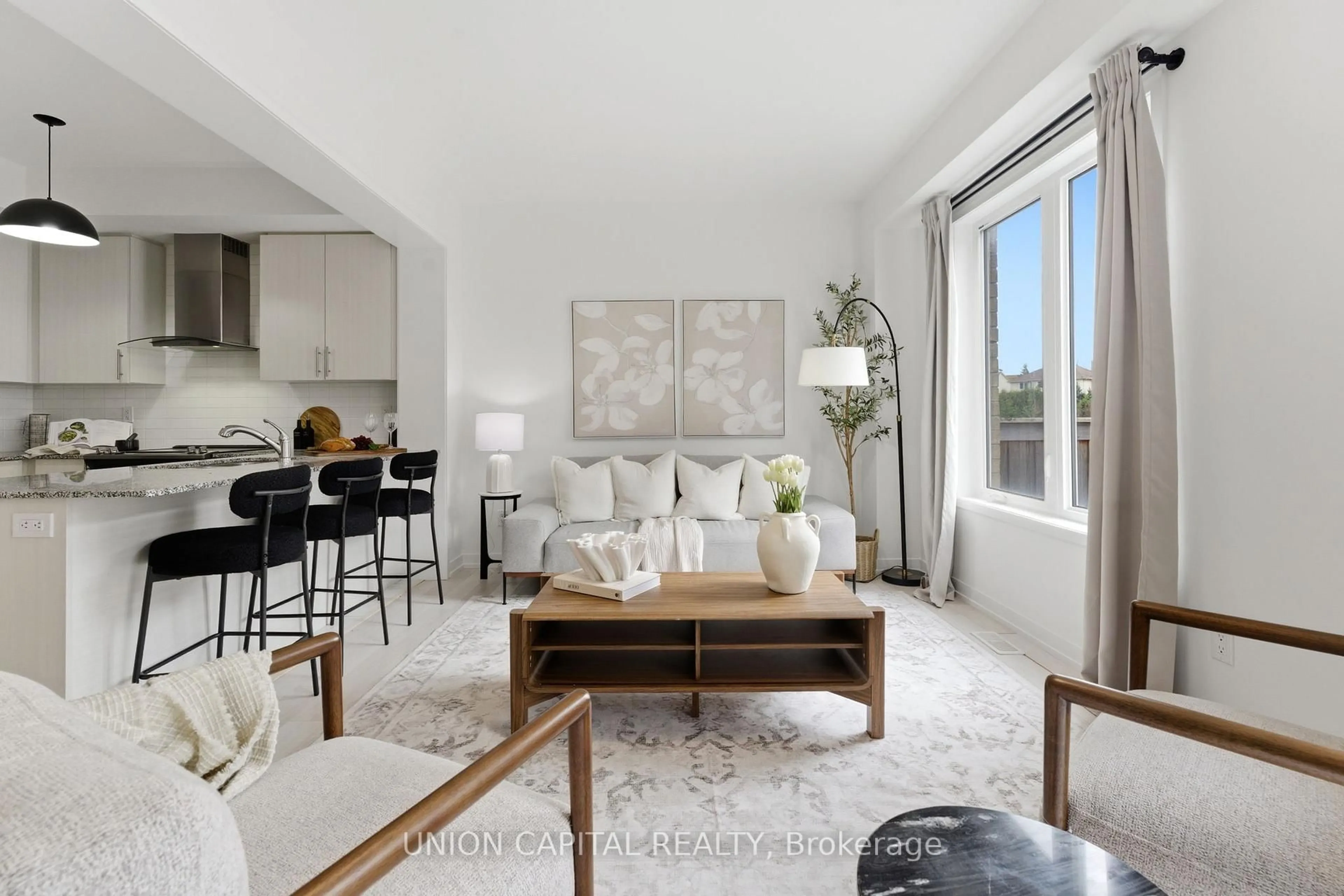 Living room with furniture, unknown for 137 Knott End Cres, Newmarket Ontario L3Y 0E3