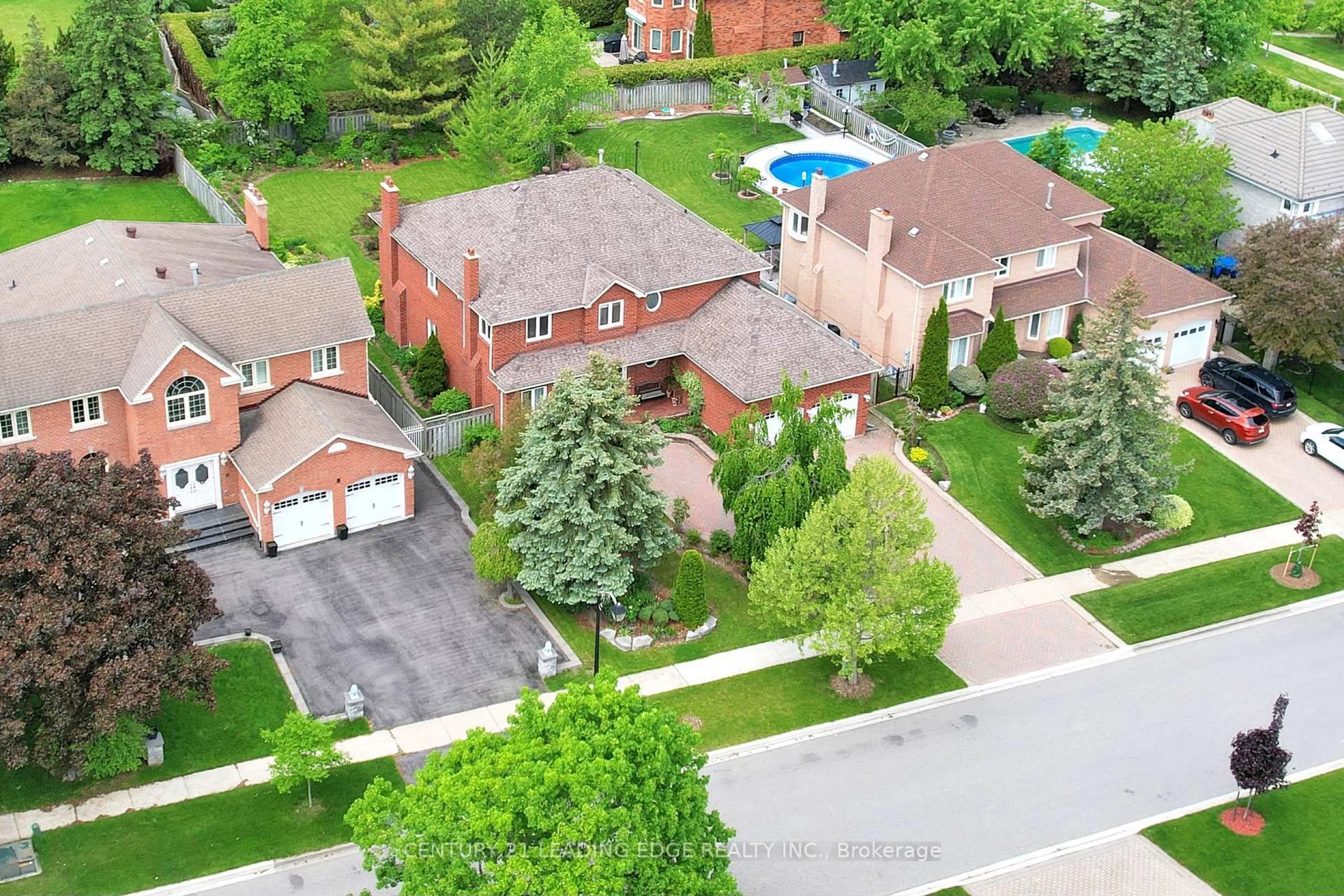 A pic from outside/outdoor area/front of a property/back of a property/a pic from drone, street for 6 Jewetts Crt, Markham Ontario L3S 2W3